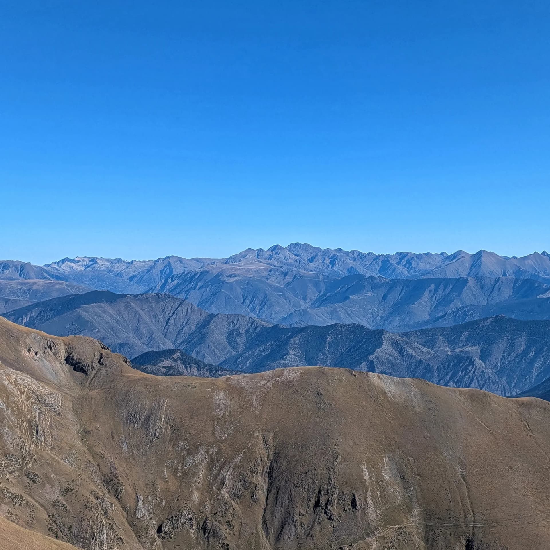 Vistes cap a la Pica d'Estats, dominant l'horitzó.