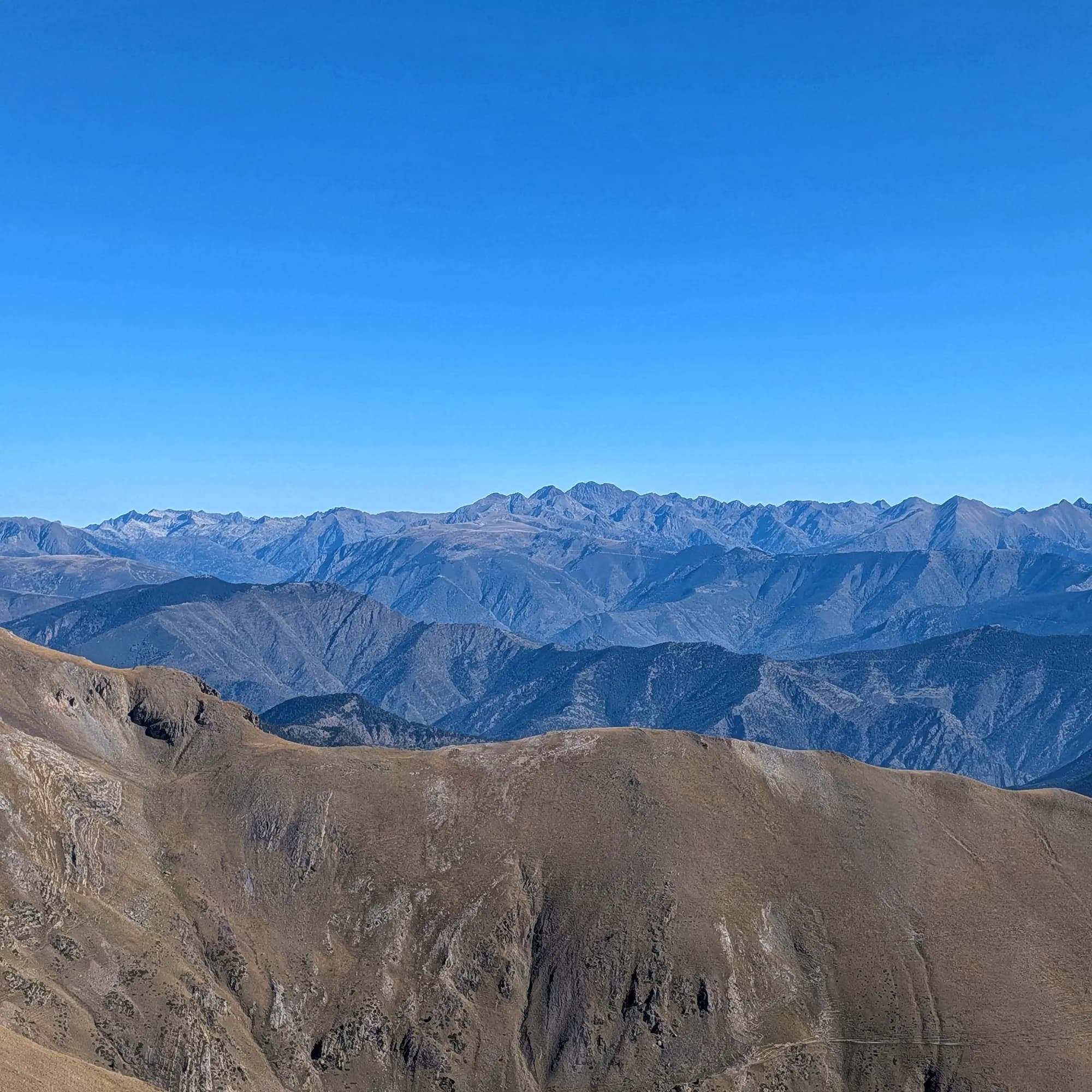Vistes cap a la Pica d'Estats, dominant l'horitzó.
