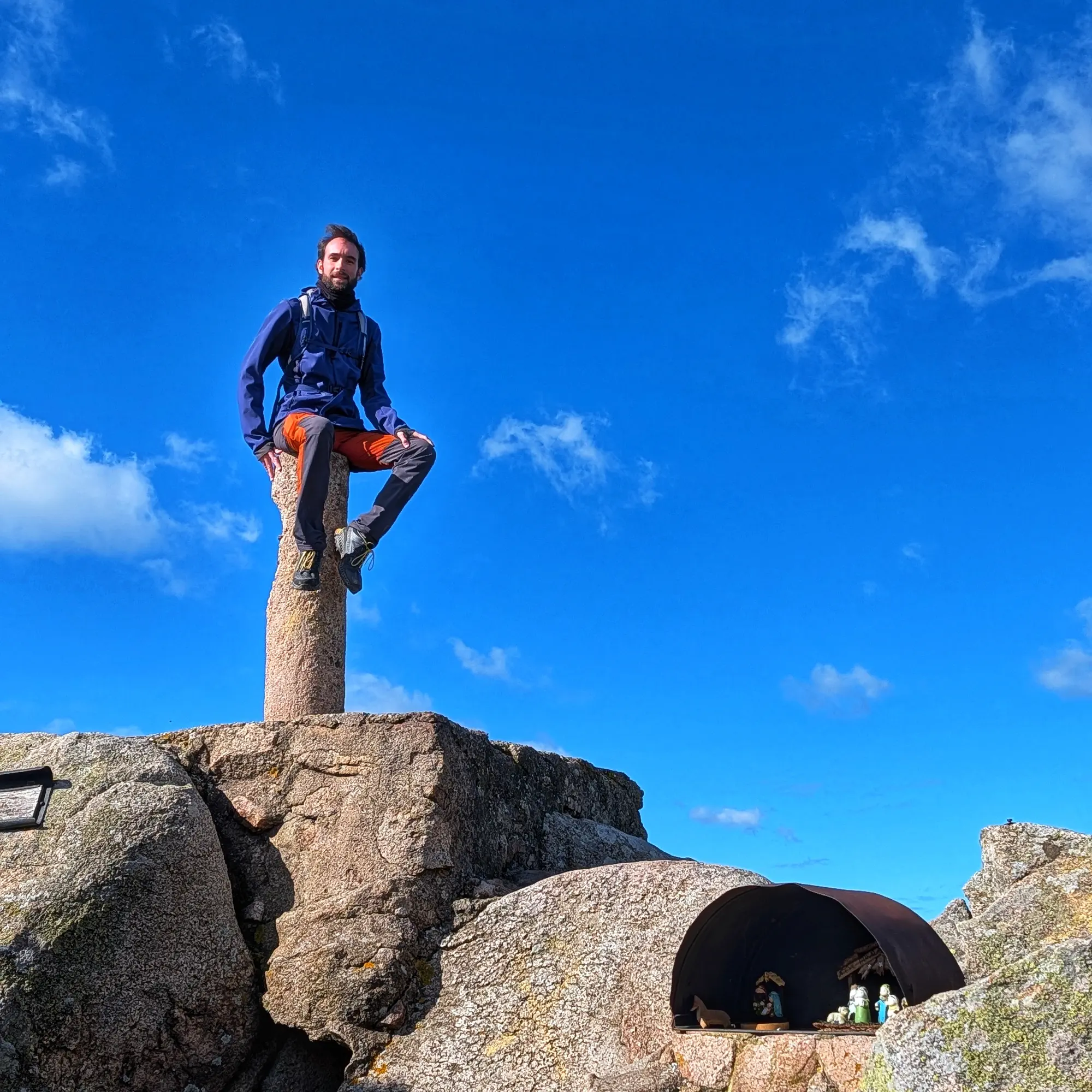 Vista del cim de Puig de ses Cadiretes amb vèrtex geodèsic.