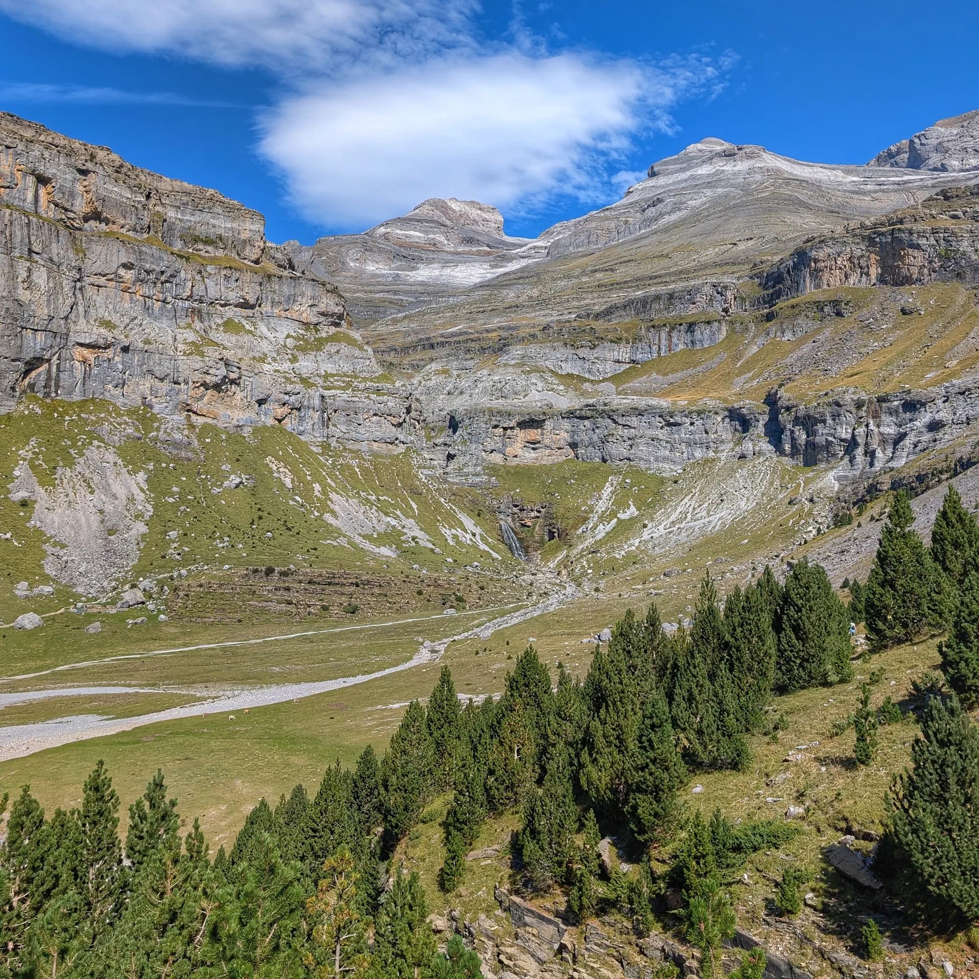 Vistes de la Cascada de la Cola de Caballo des de la Senda dels Caçadors