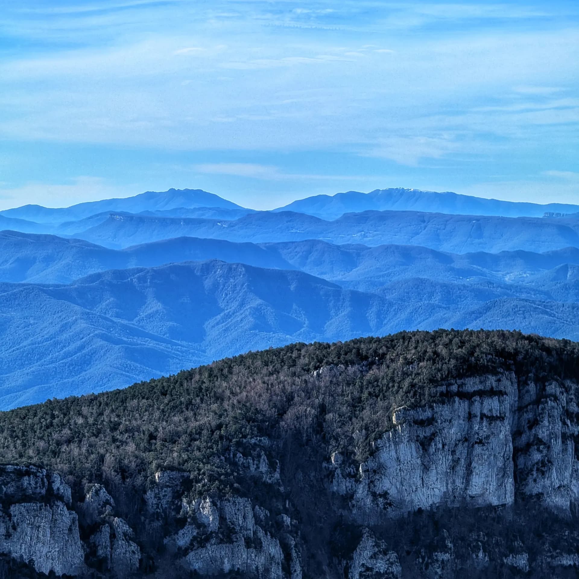 Panorama muntanyós amb el Turó de l'Home, les Agudes, el Matagalls del Montseny i Sant Roc, vist des de la pujada al Bassegoda.