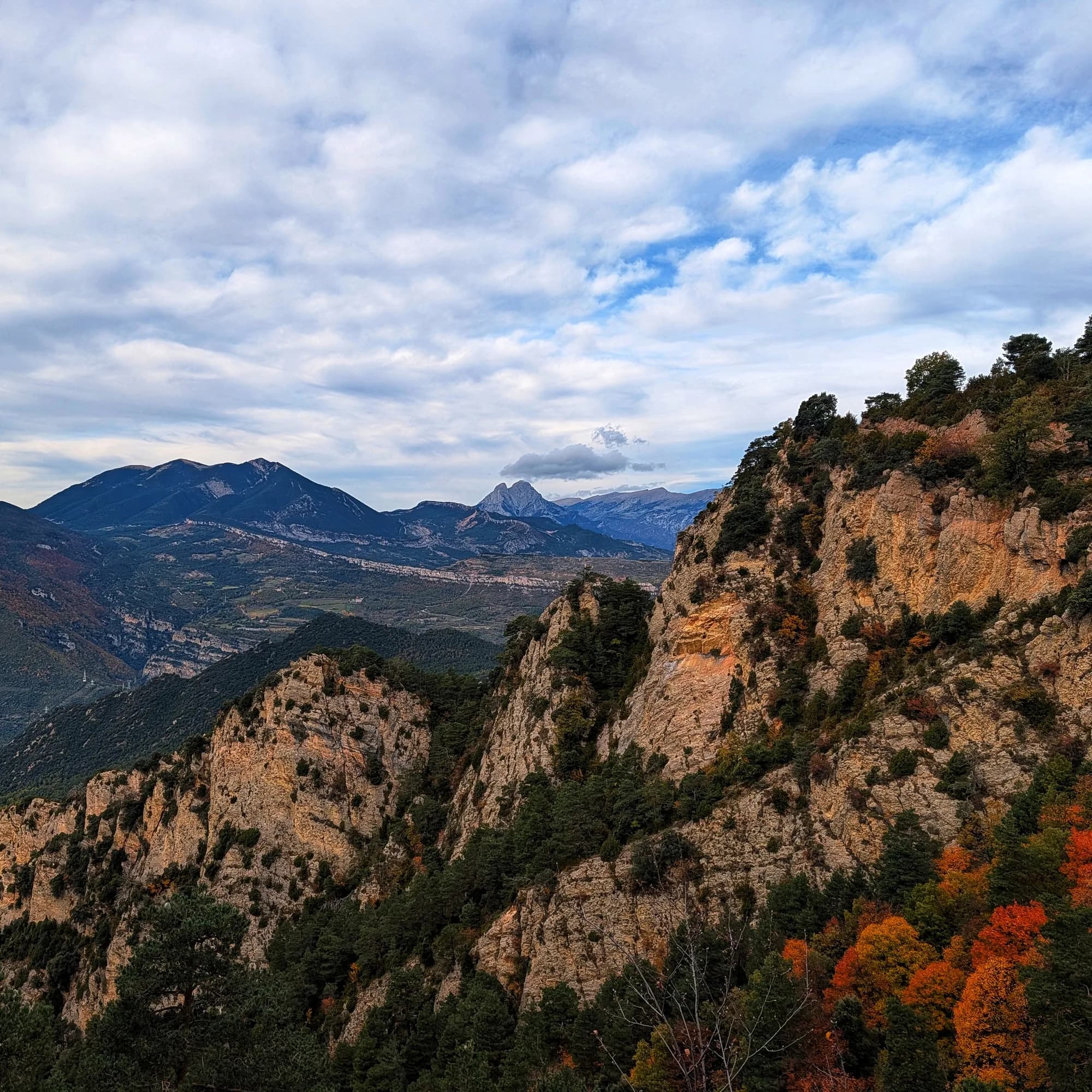 Vistes del Pedraforca des d'un camí a l'ascens al Sobrepuny, prop de la Nou de Berguedà.