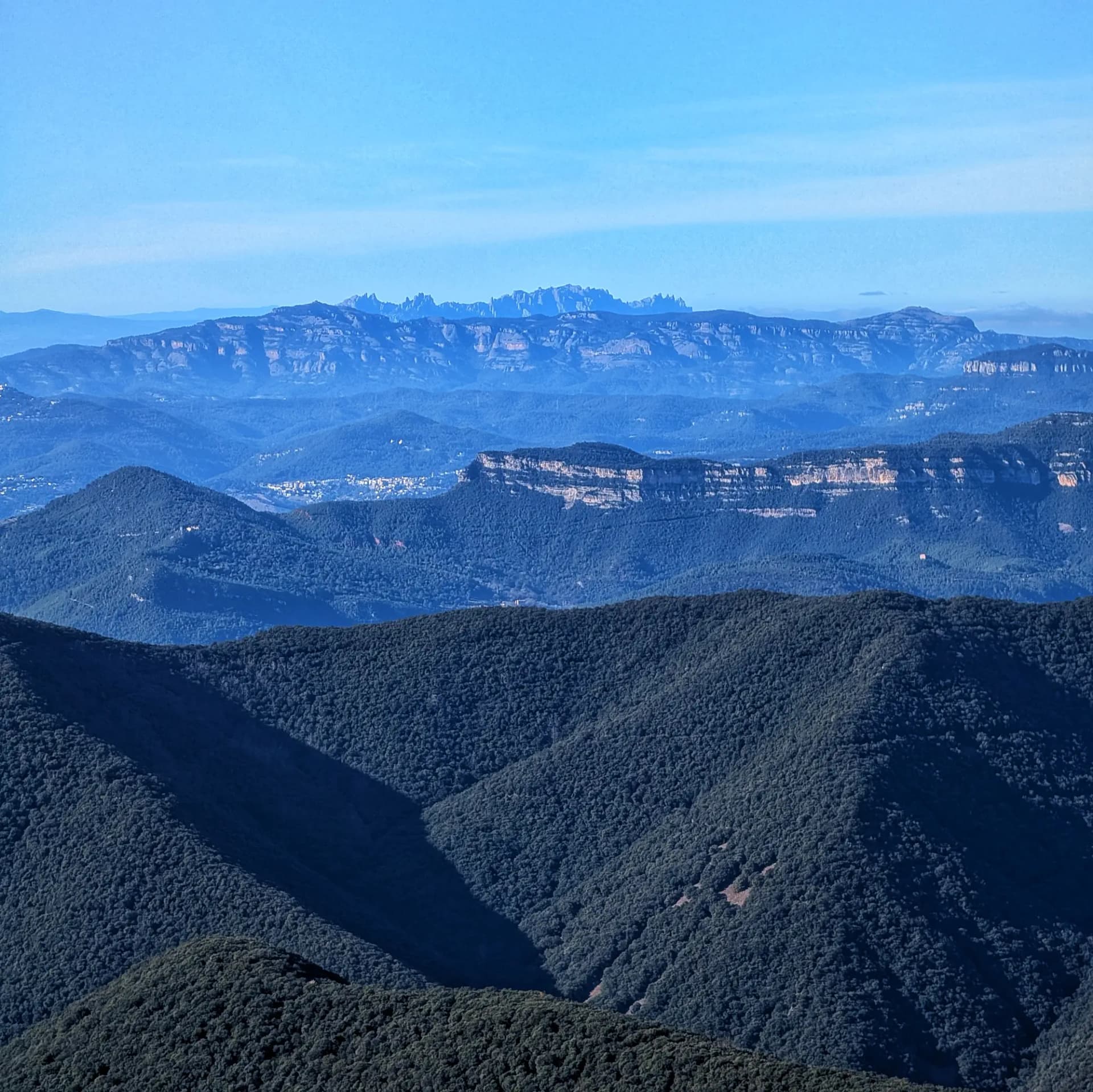 Vistes des del Turó del Samont cap al Sui. Panoràmica de Sant Llorenç del Munt i l'Obac (Mola, Montcau) amb Montserrat al fons.