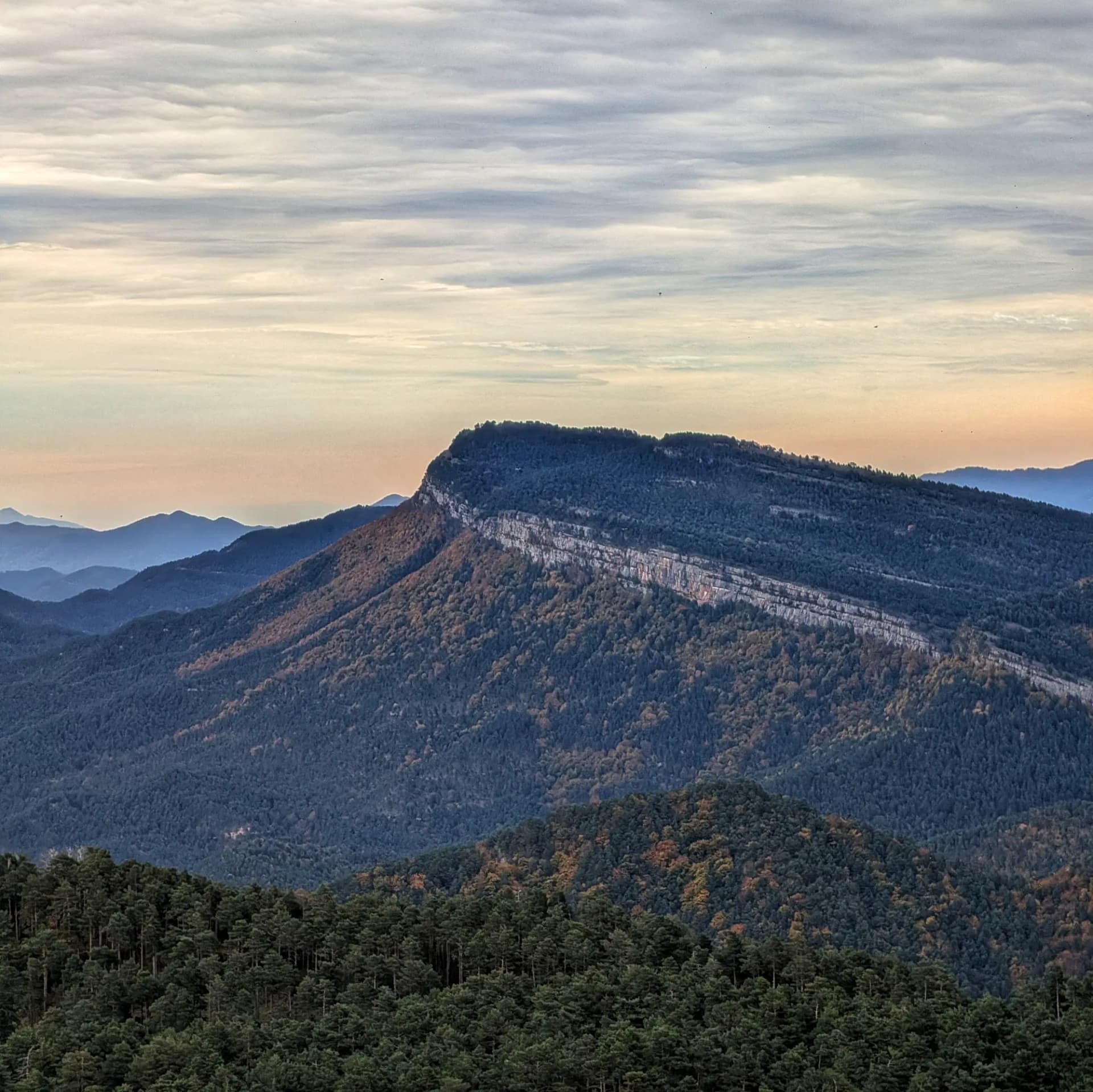 Paisatge muntanyenc dels Rasos de Tubau des del mirador del Roc de la Lluna.