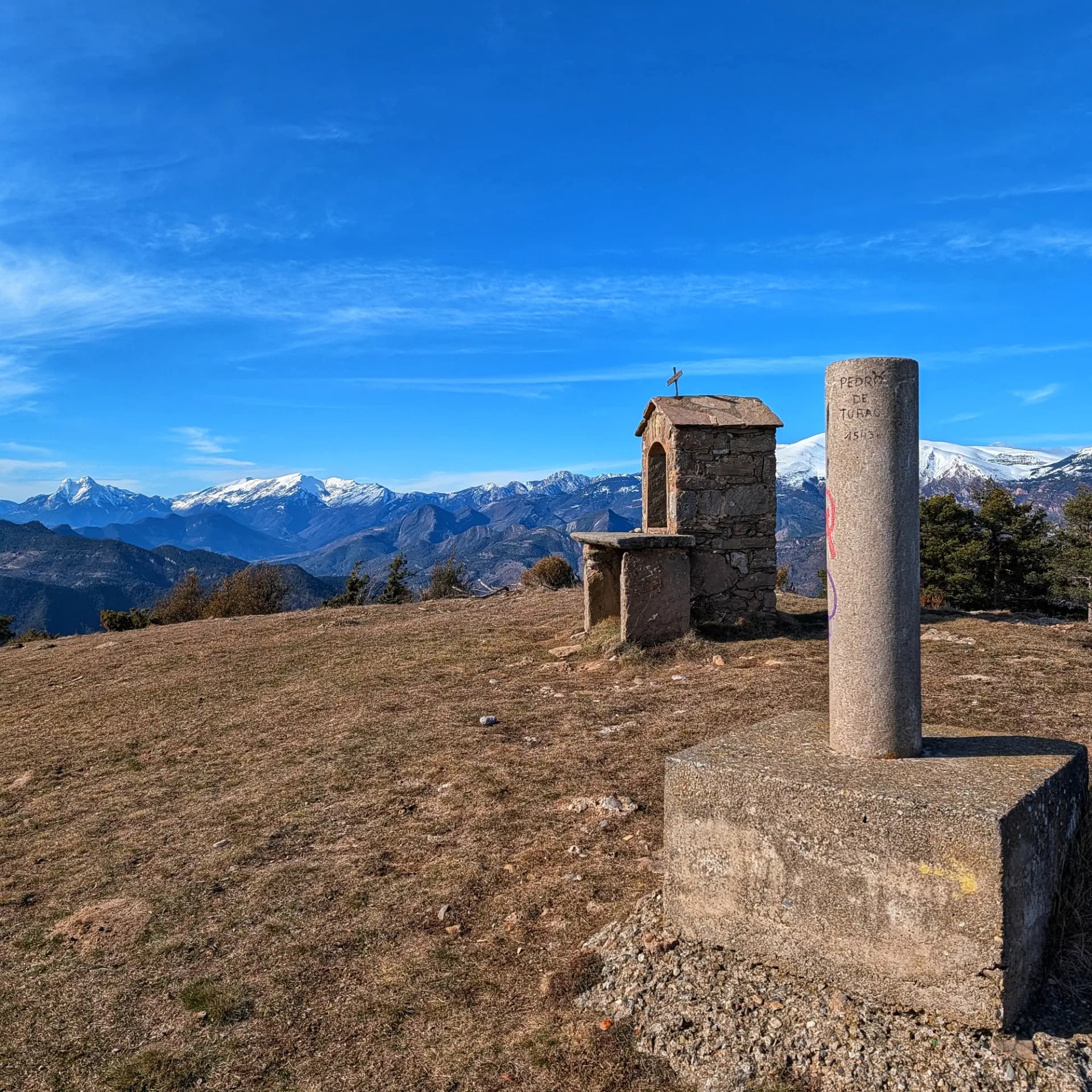 Cim del Pedró de Tubau amb vèrtex geodèsic i capella de Sant Marc.