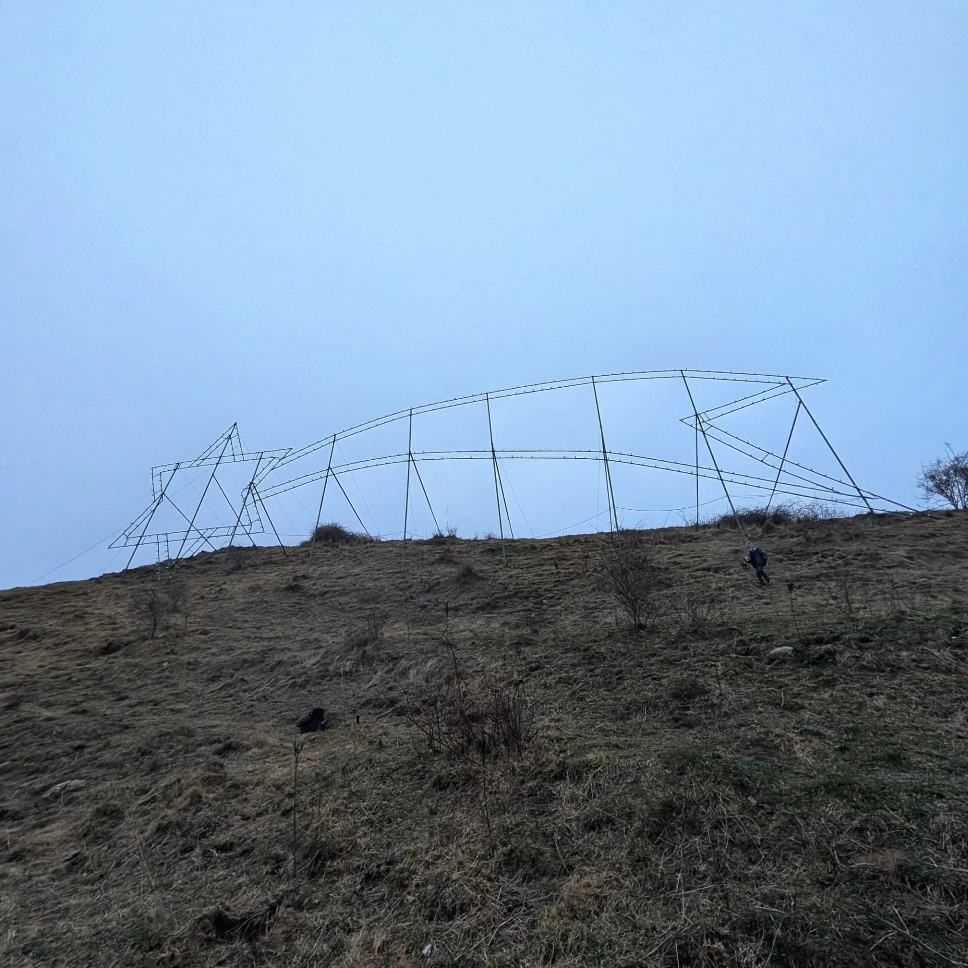 Instal·lació en forma d'estrella apagada al Puig Cornelis.
