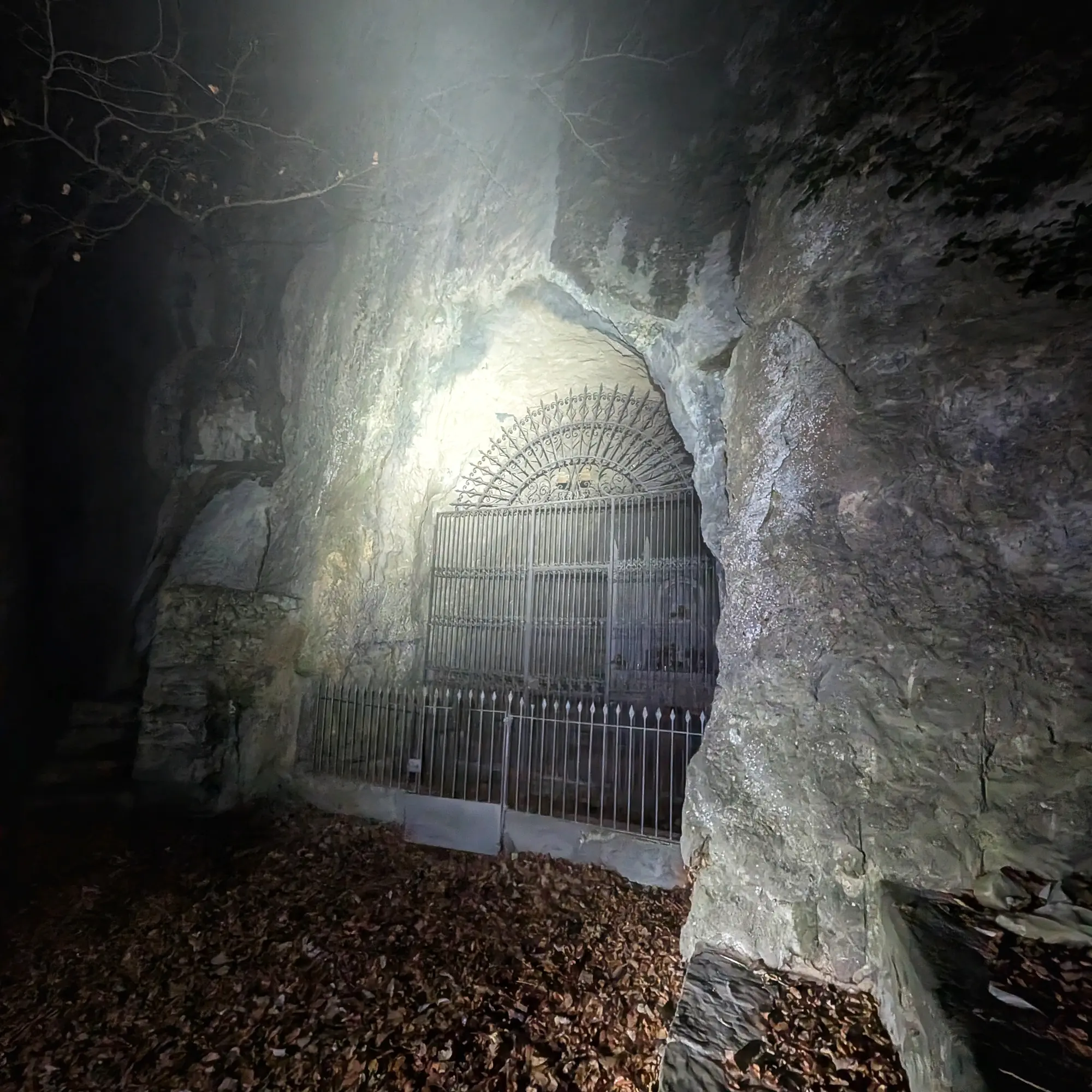 Santuari de les Olletes, cavitat excavada a la roca.