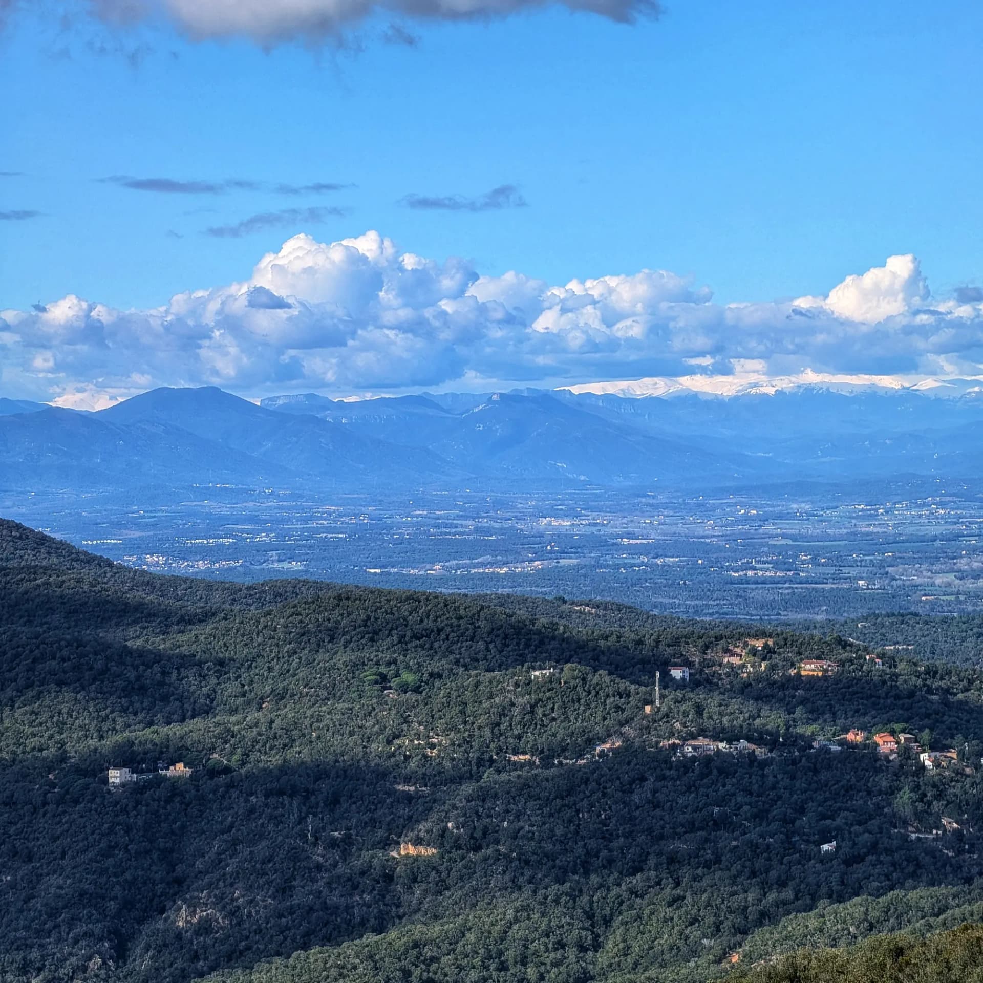 Vistas panorámicas desde el Puig de ses Cadiretes con la Cinglera d'Aiats, El Far y el Pirineo entre nubes.