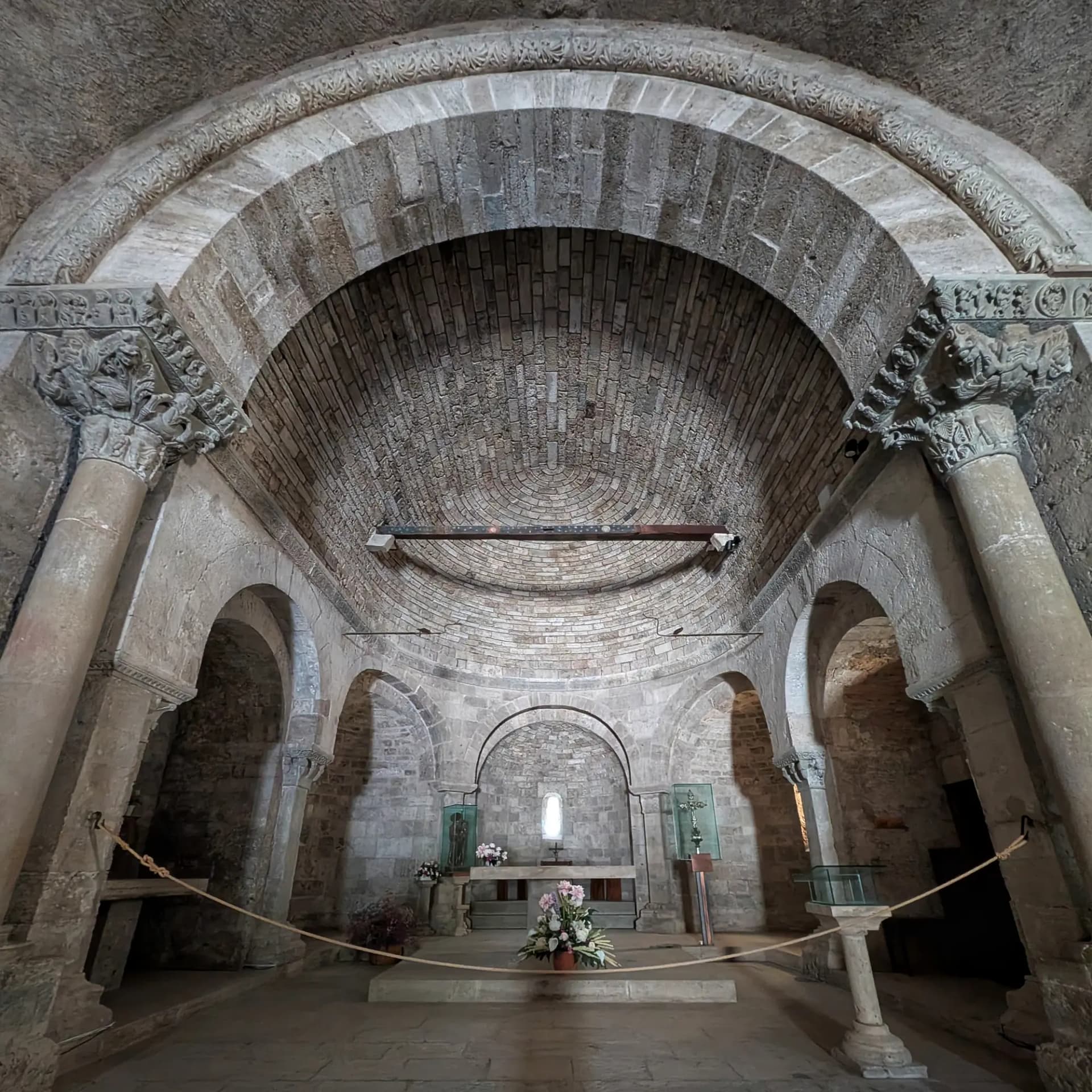 Vista lateral de l'església de Santa María de Porqueres