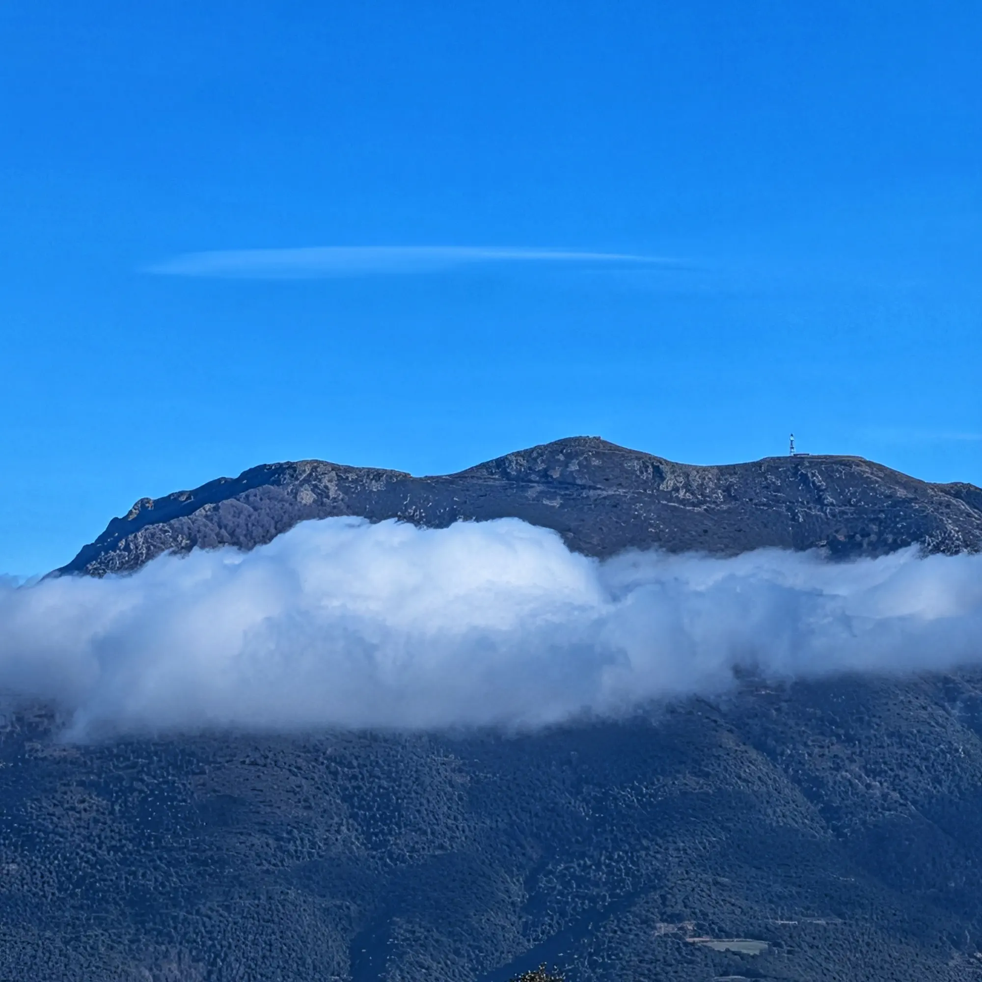 Cims del Turó de l'Home i les Agudes vistos des del Turó de Samont.