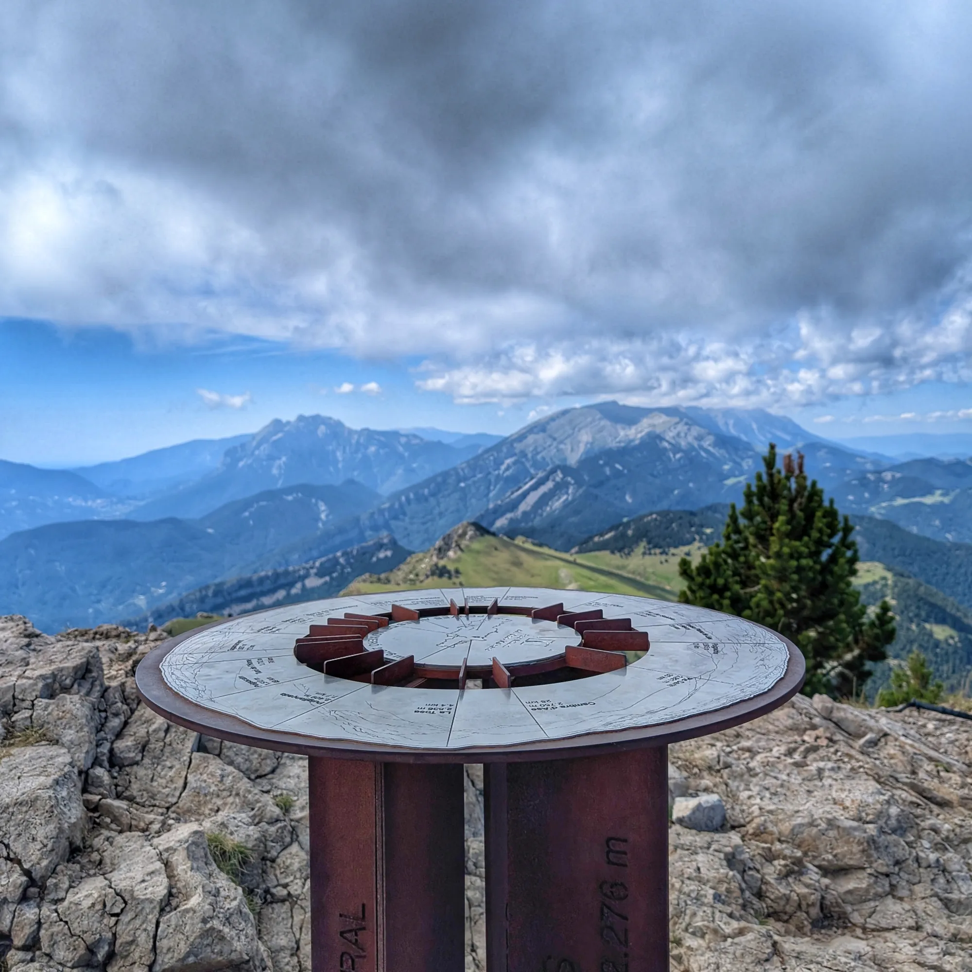 Cim Penyes Altes de Moixeró, detall de la taula d'orientació