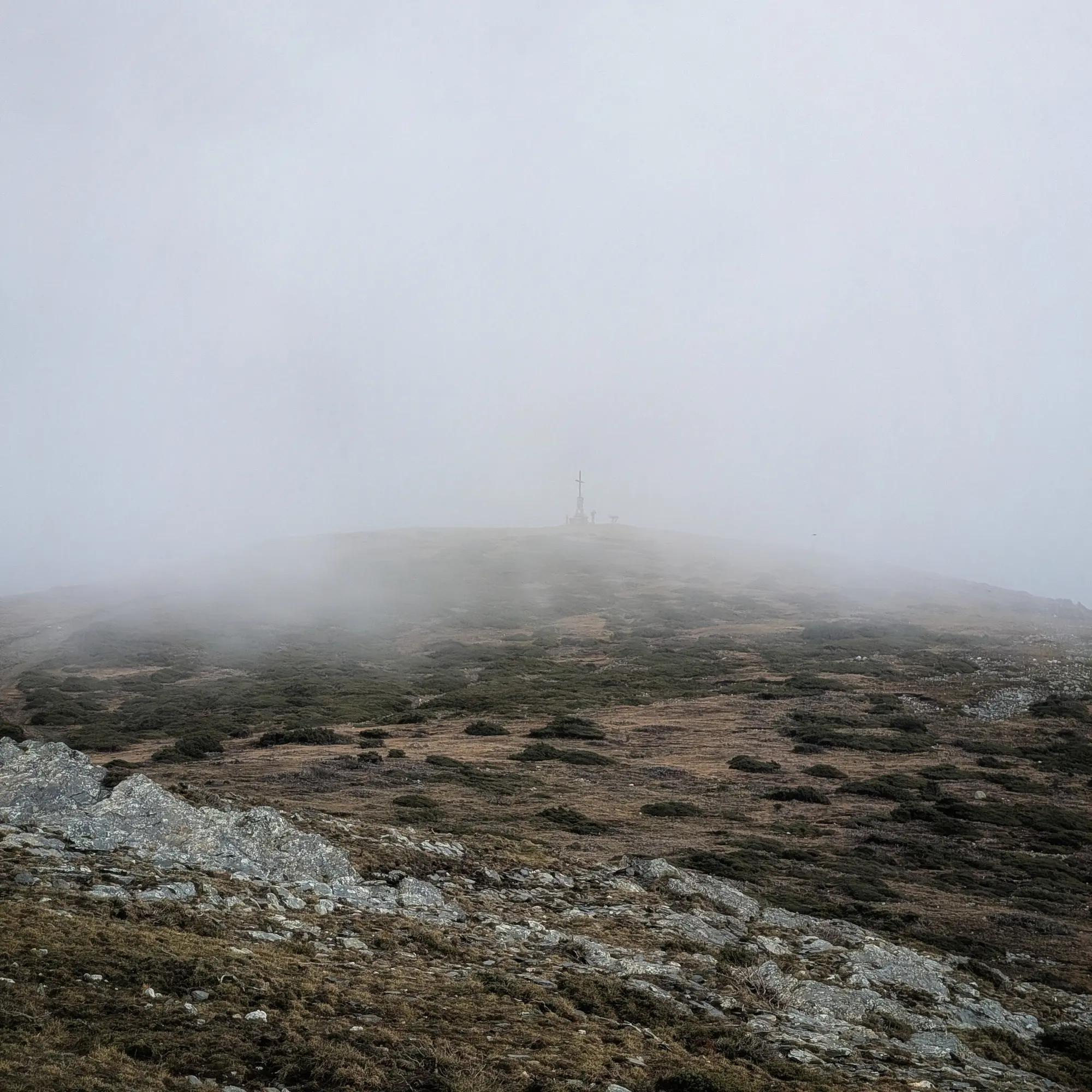 Cim del Matagalls emergit de la boira densa.