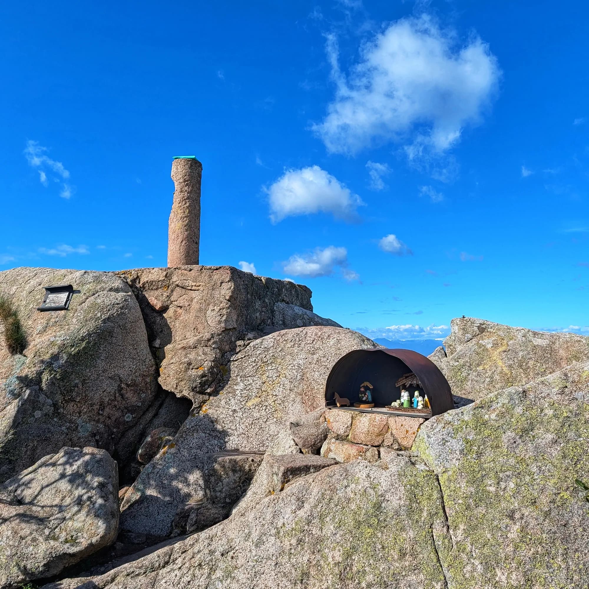 Cim del Puig de ses Cadiretes amb vèrtex geodèsic i pessebre.