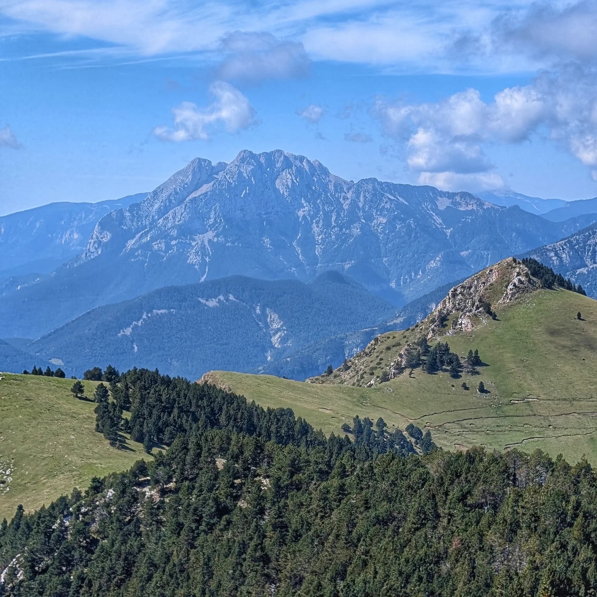 Vistes cap al Moixeró i el Pedraforca al fons.