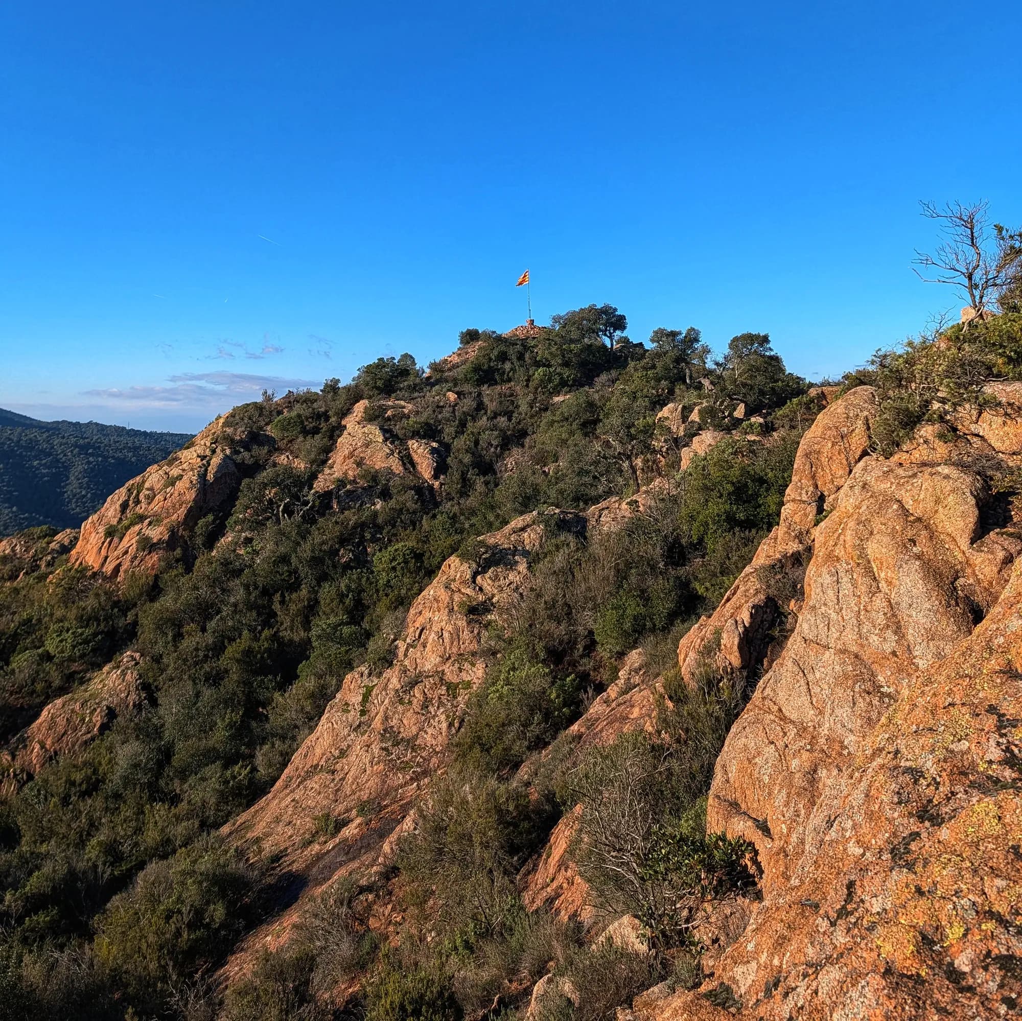 Cim del Montclar amb paisatge de muntanya i cel clar.