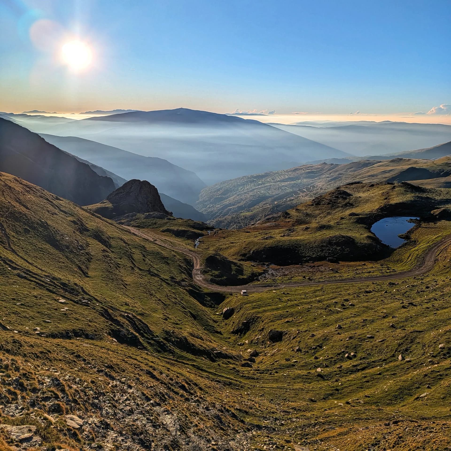 Torreta de l'Orri amb dues torres de comunicació en vistes matinals, pujant al Montsent de Pallars.
