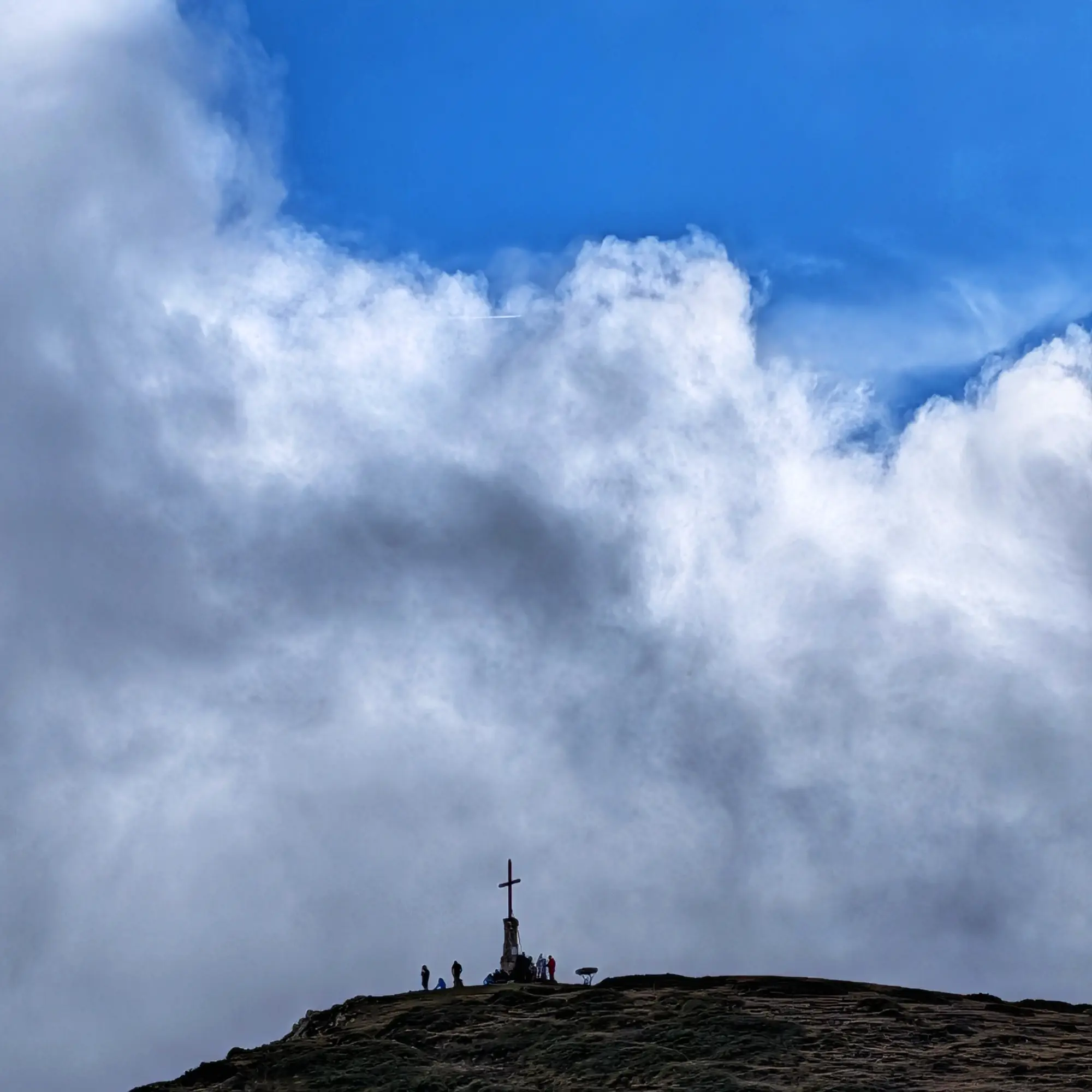 Cim del Matagalls amb núvols voluminosos.