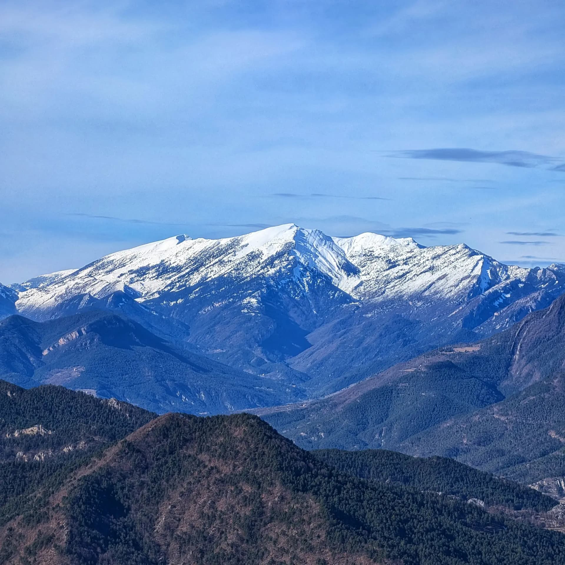 Serra del Cadí nevada vista des del Pedró de Tubau, amb el Pic de Costa Cabriolera i el Comabona.