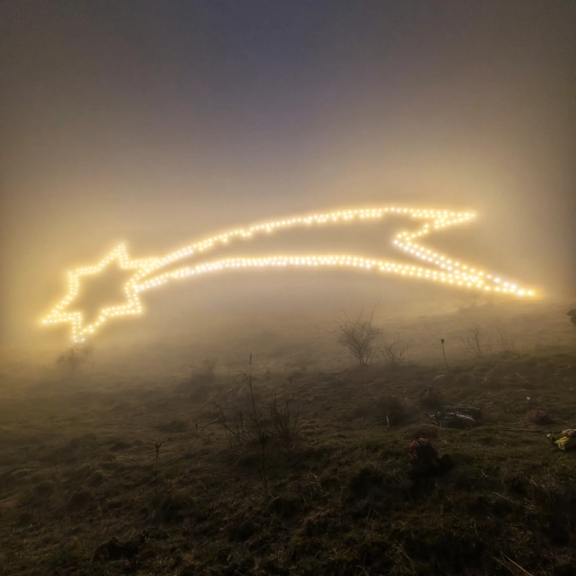 Estrella de Nadal encesa al cim de Puig Cornelis amb boira.