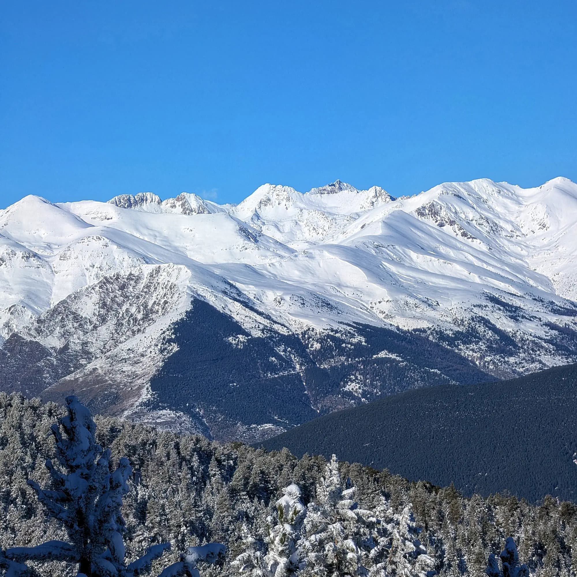 Vista panoràmica des de l'ascens a la Torreta de l'Orri, amb pics de muntanya com Montorroio i Peguera.