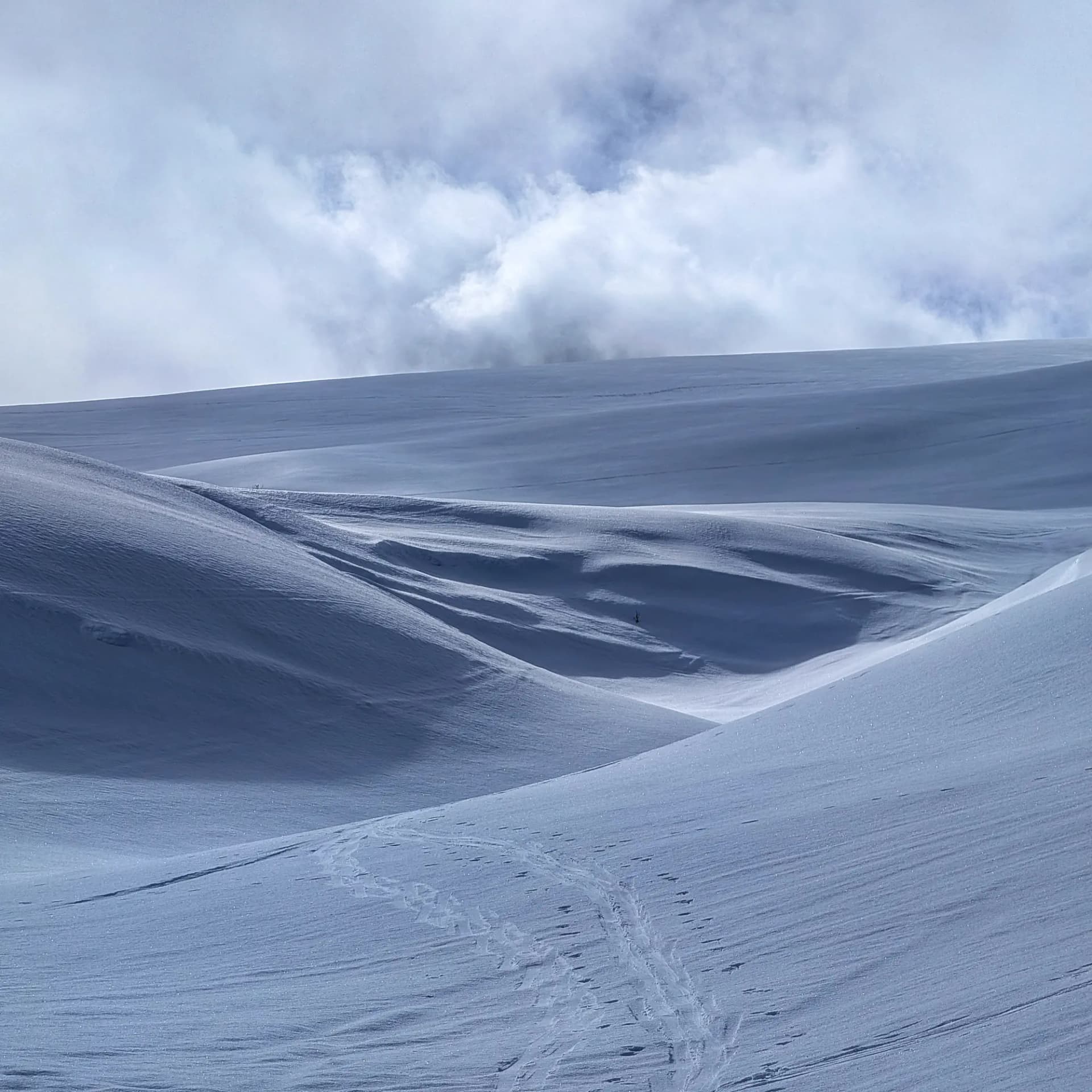Paisatge de muntanya nevat durant l'ascens al Taga.
