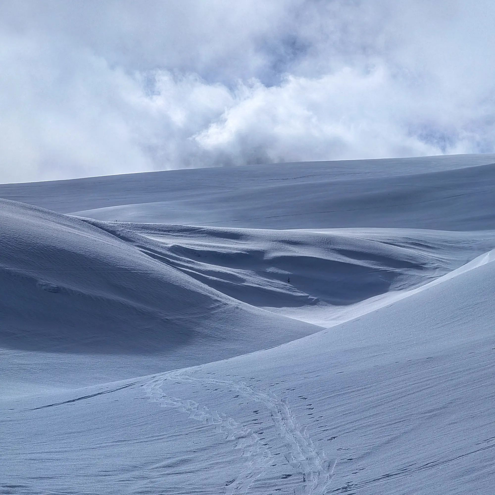 Paisatge de muntanya nevat durant l'ascens al Taga.