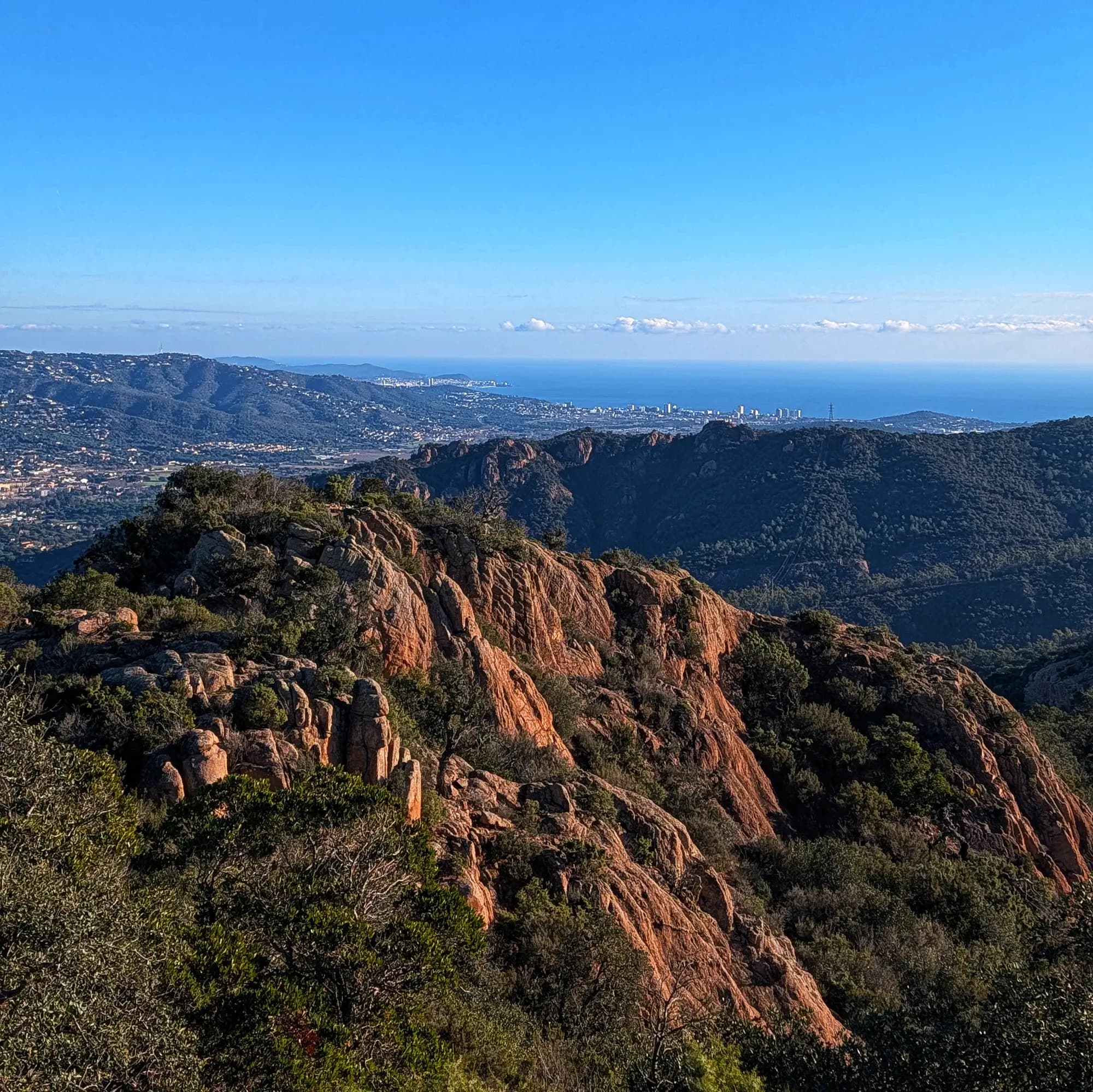 Panoràmica de Sant Feliu de Guíxols amb el mar, vista des del Montclar.
