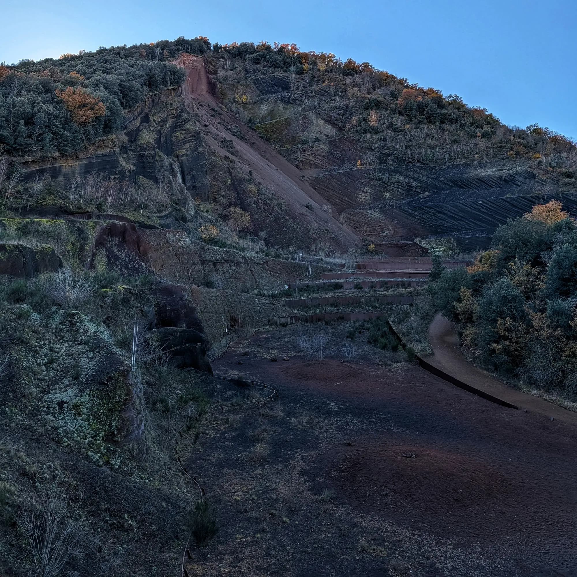 Grederes vermelloses del volcà del Croscat amb vegetació dispersa.