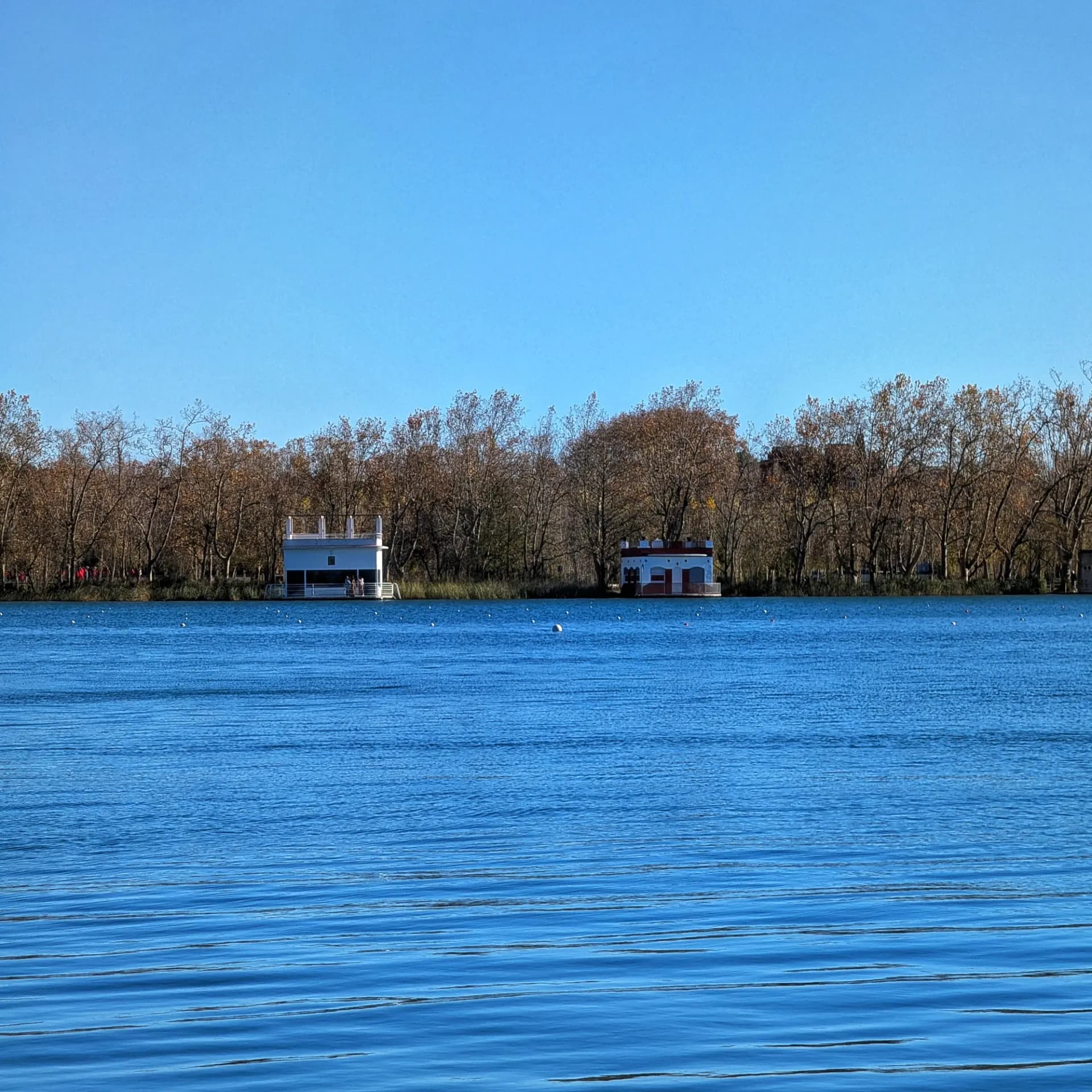 Edificis de les pesqueres sobre l'aigua de l'Estany de Banyoles