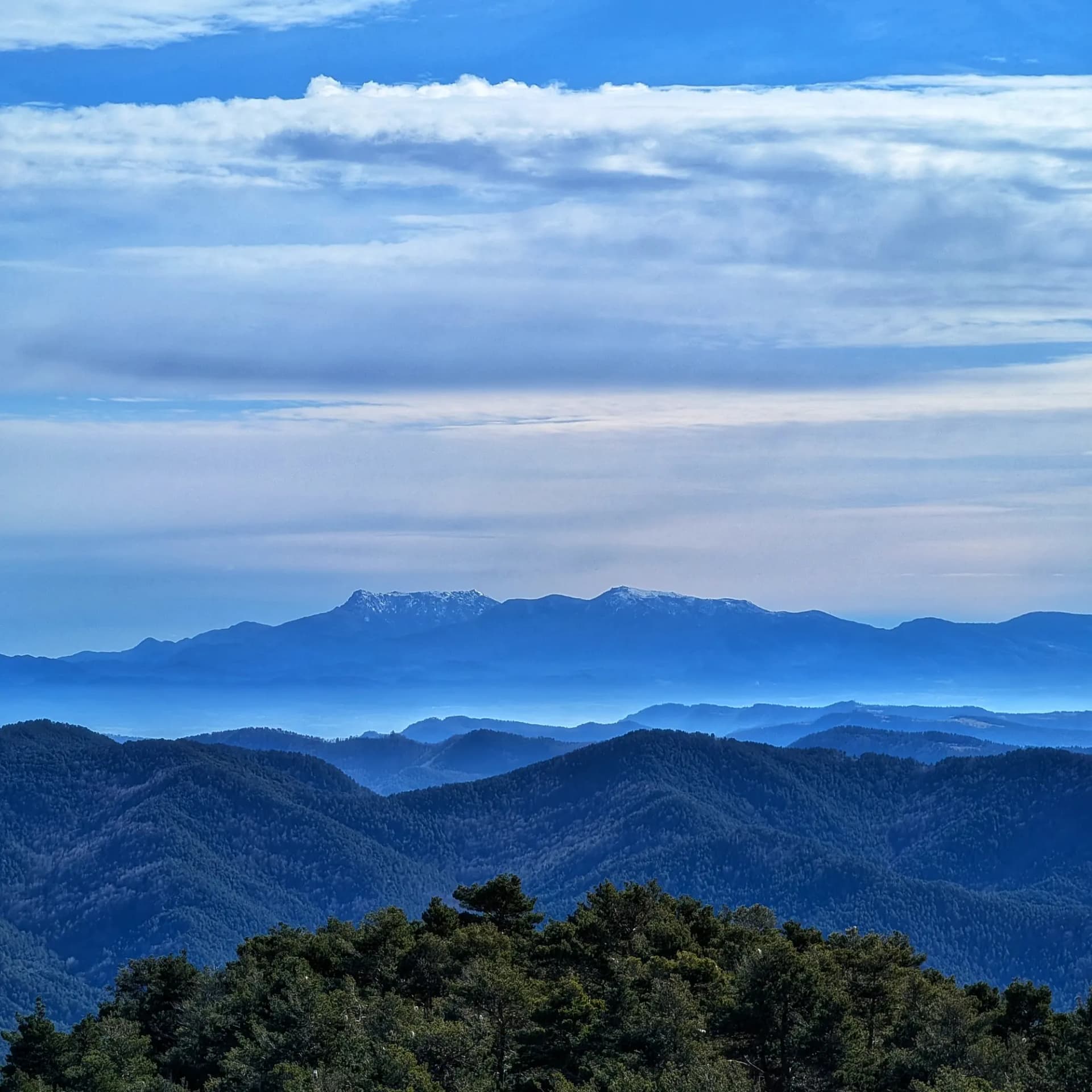 Massís del Montseny amb els cims de les Agudes i Turó de l'Home (esquerra) i Matagalls (dreta), lleugerament nevats.