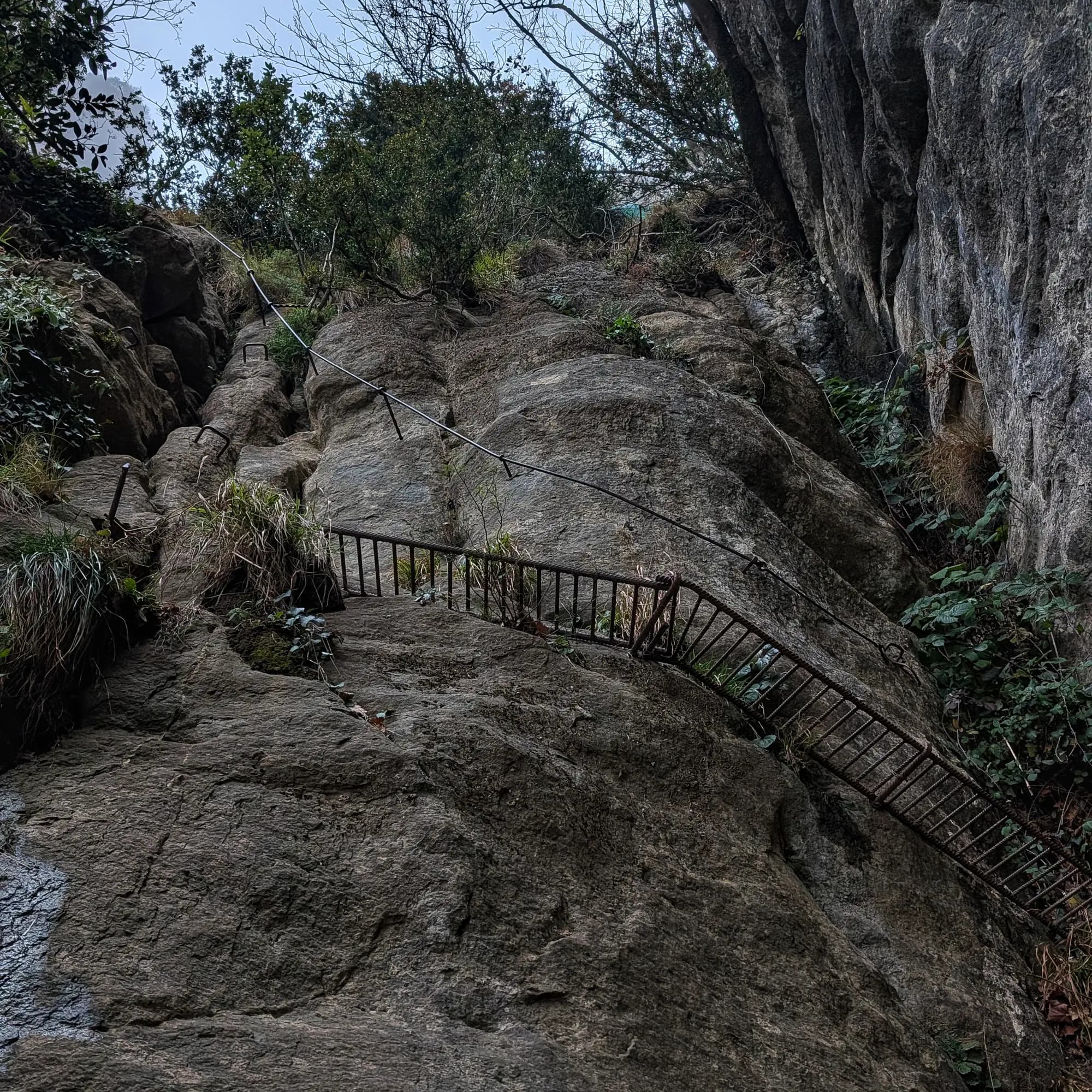 Paisatge de muntanya amb els Ganxos Nous en la ruta d'ascens cap a Puig Cornelis des de Joanetes.