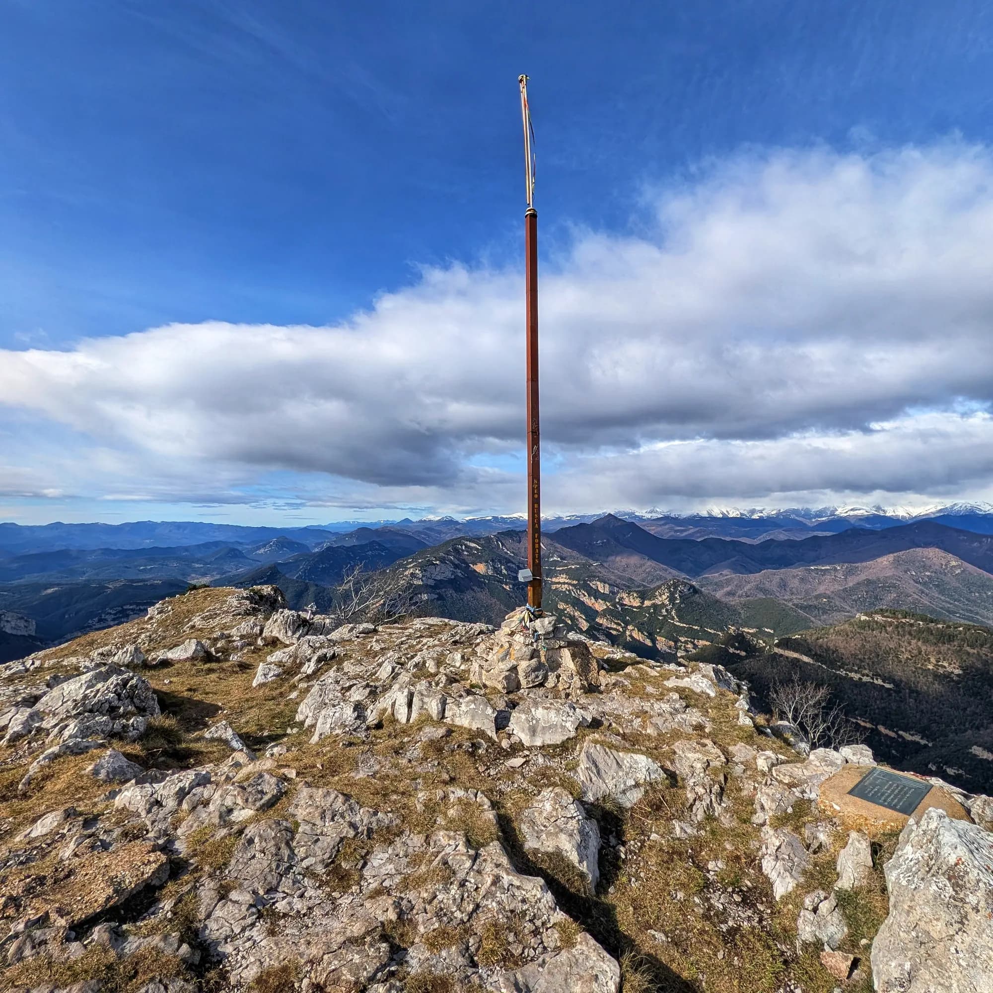 Cim del Bassegoda amb vistes panoràmiques 360 graus.