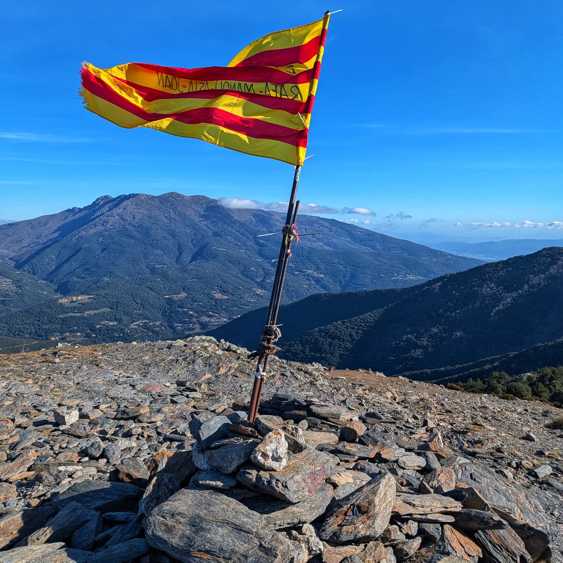 Vista panoràmica des del Cim del Sui, amb el Turó de l'Home i les Agudes al fons.