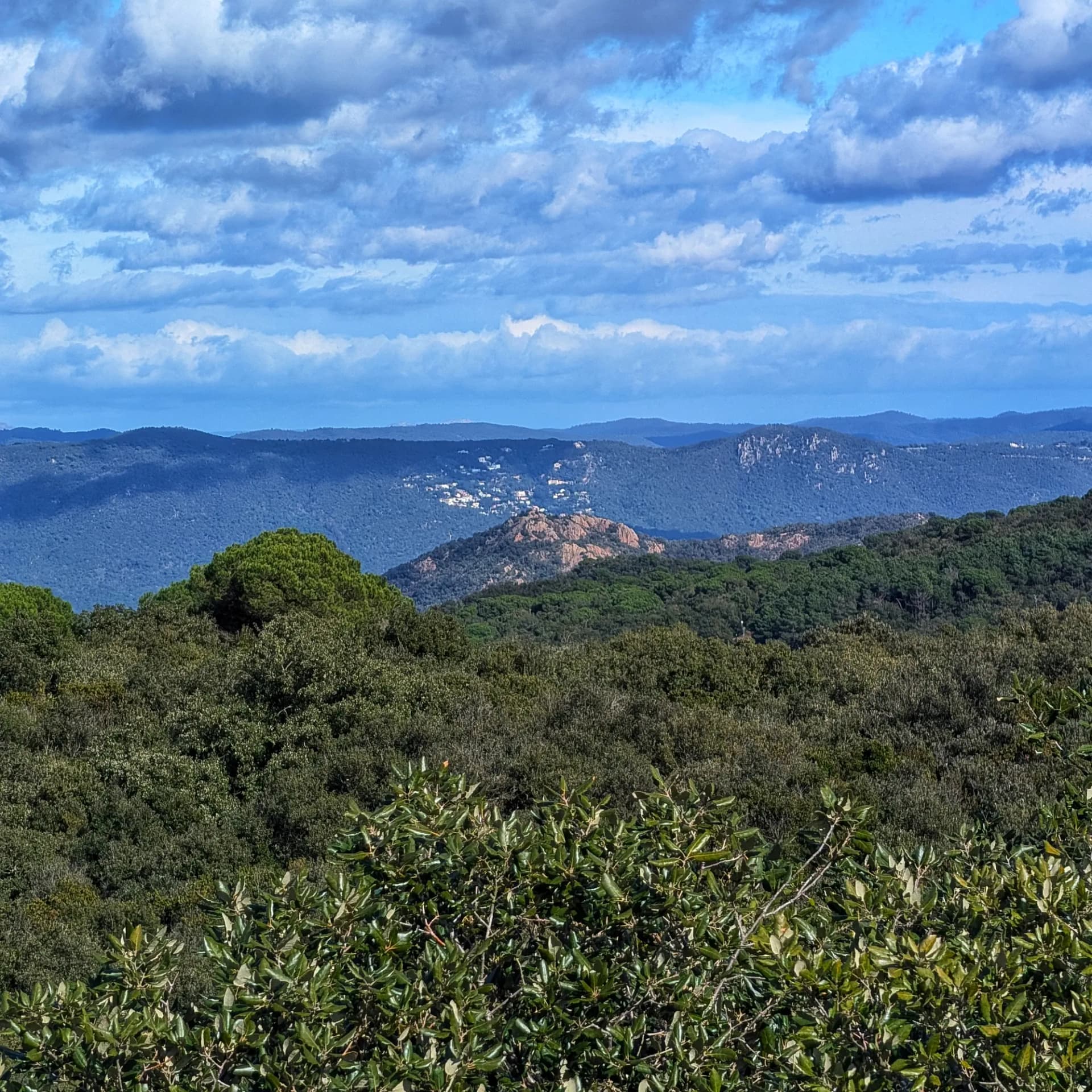 Vista del Montclar des del Puig de ses Cadiretes.