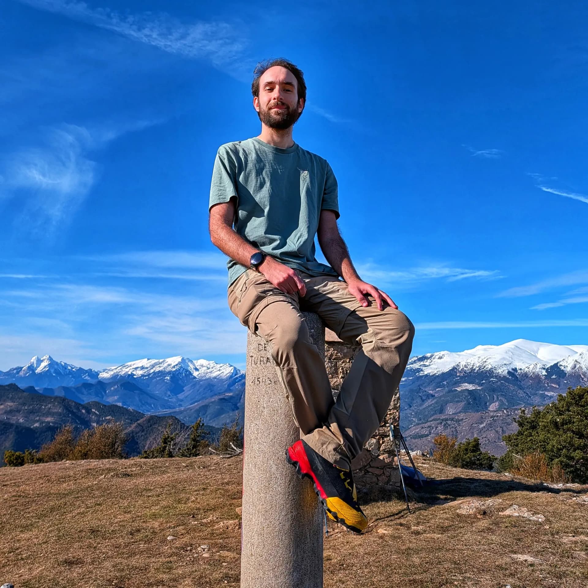 Vista panoràmica del paisatge des del cim del Pedró de Tubau, amb muntanyes i vegetació.