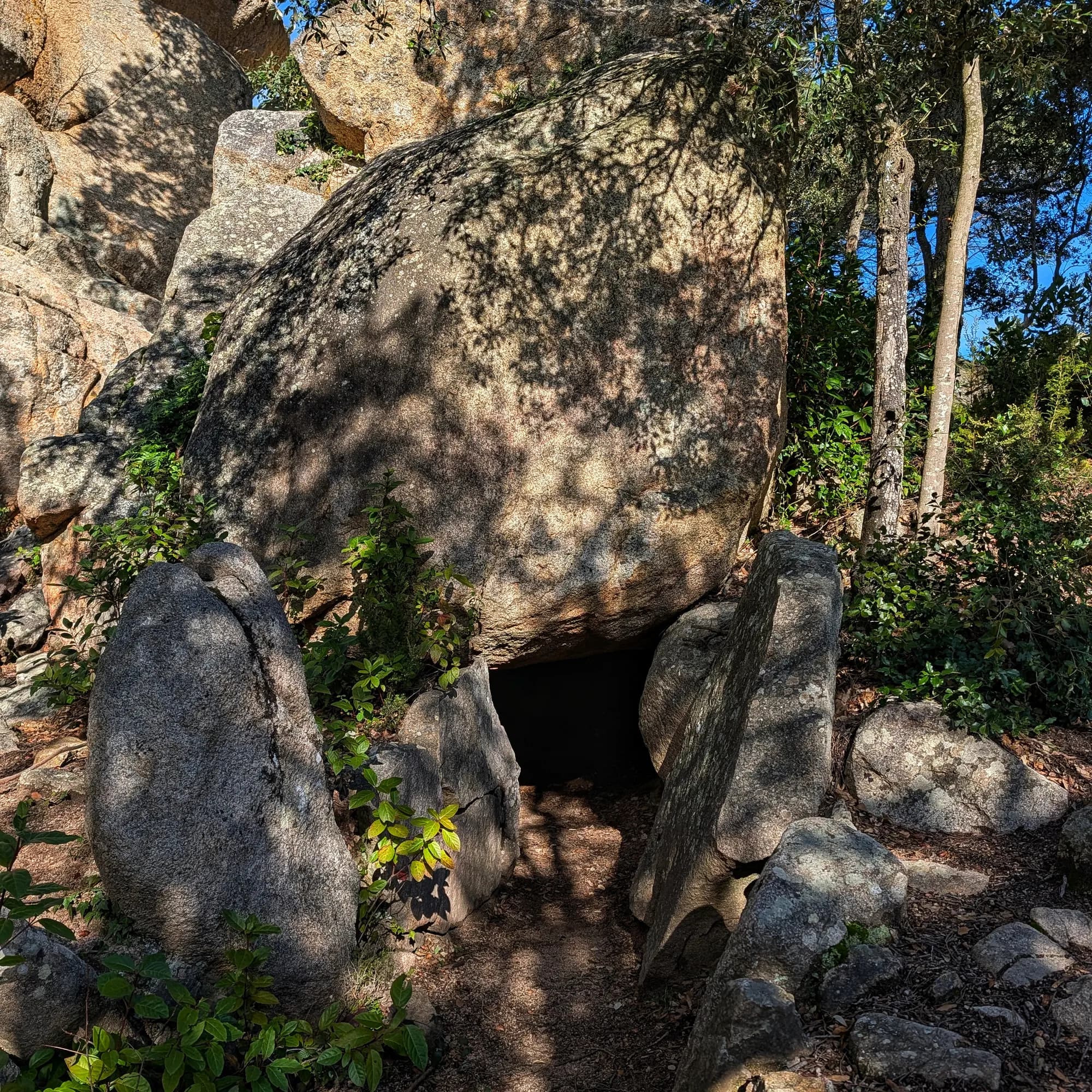 Monument megalític La Pedra Sobre Altra amb formació rocosa natural prominent al Massís de Cadiretes.