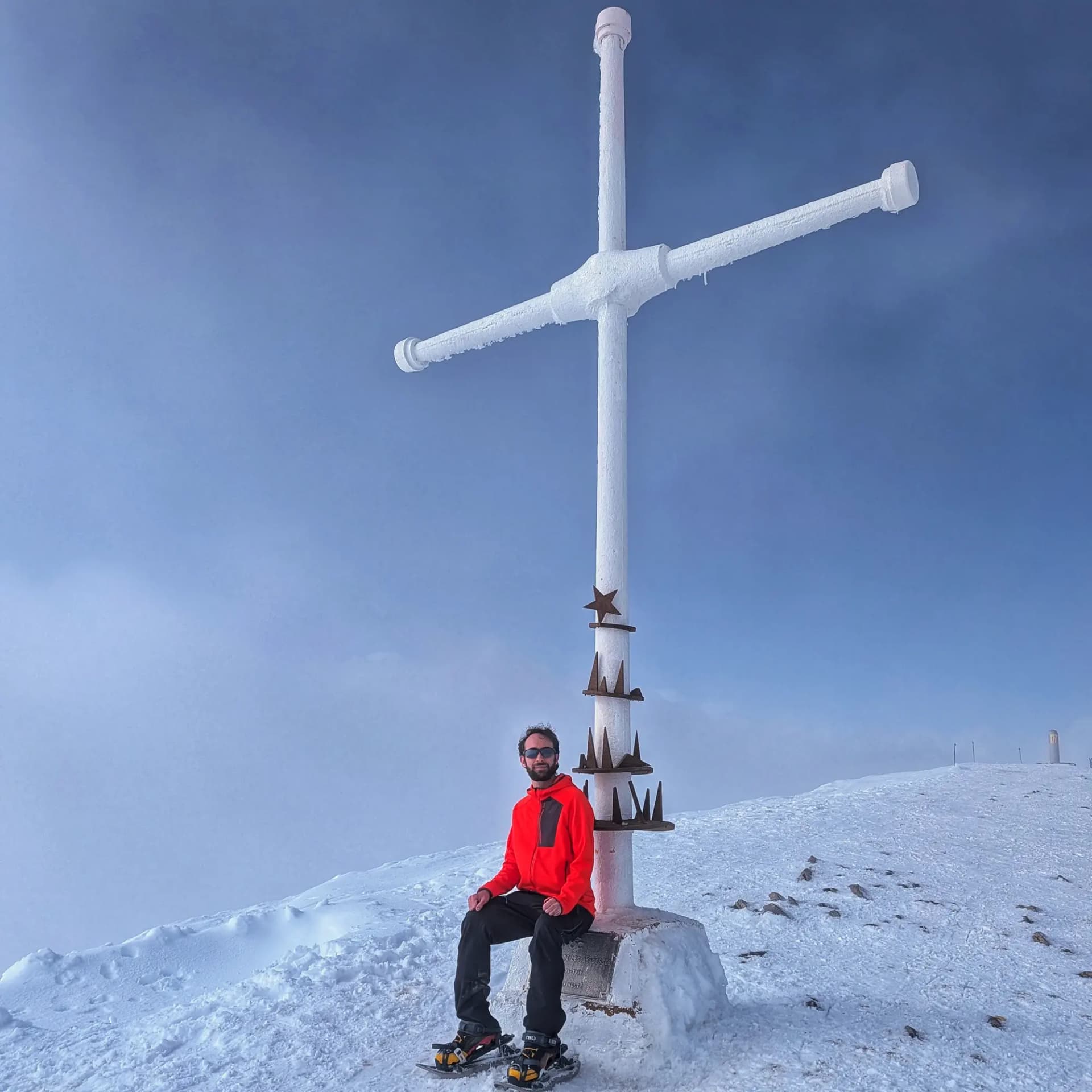 Cim nevat del Taga amb paisatge hivernal.