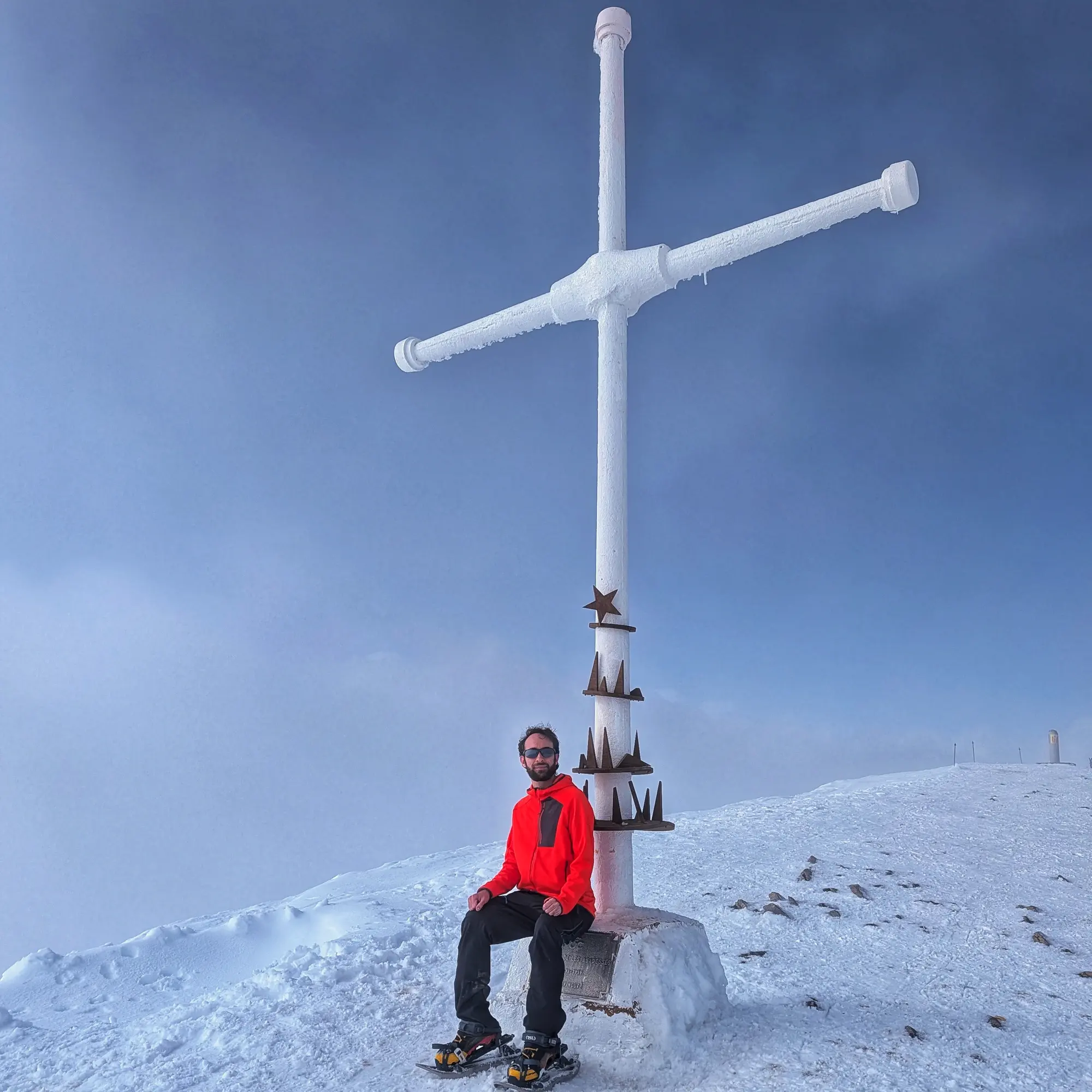 Cim nevat del Taga amb paisatge hivernal.