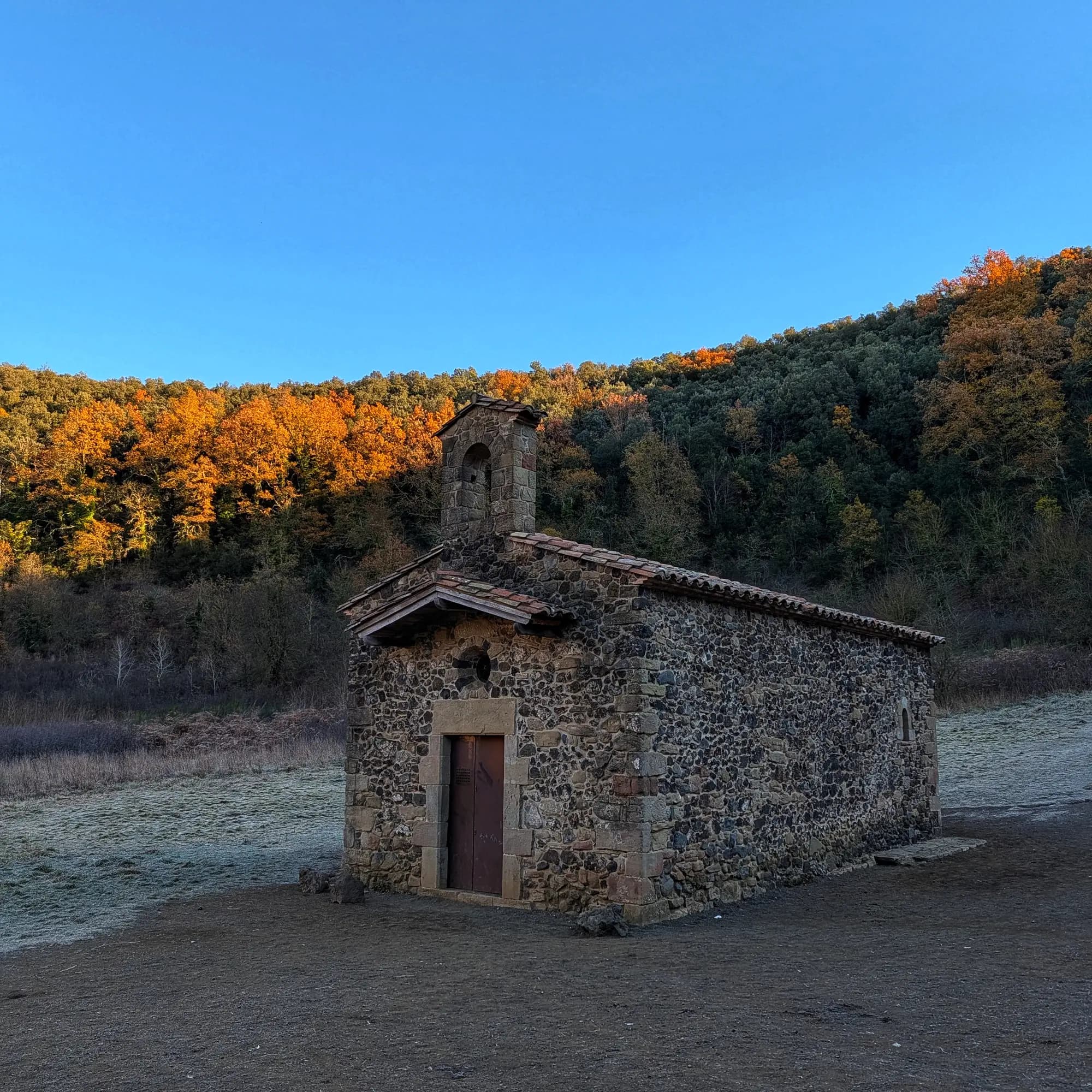 Ermita de Santa Margarida de Sacot al centre del cràter del volcà de Santa Margarida.
