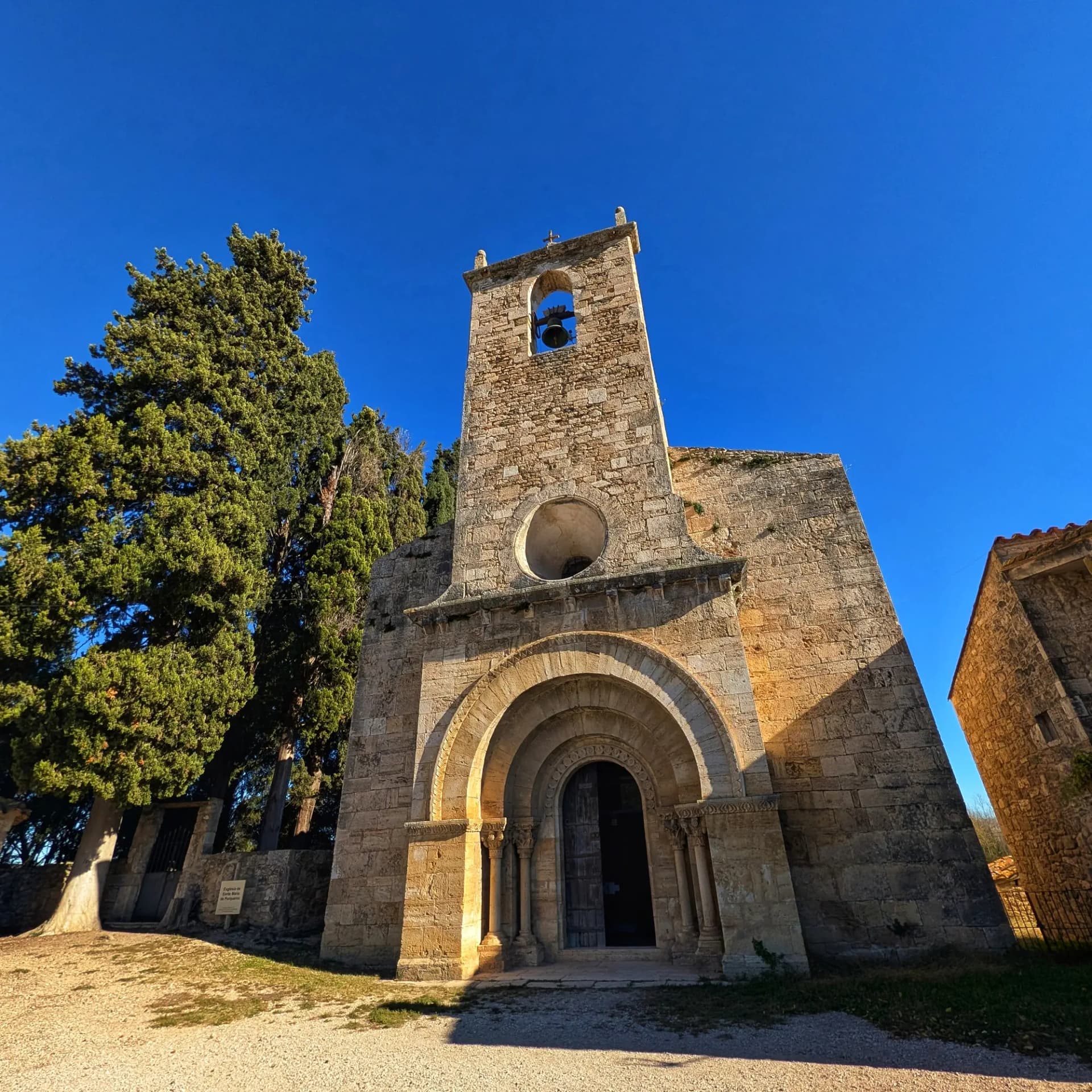 Detall de l'absis i el campanar de l'església romànica de Porqueres