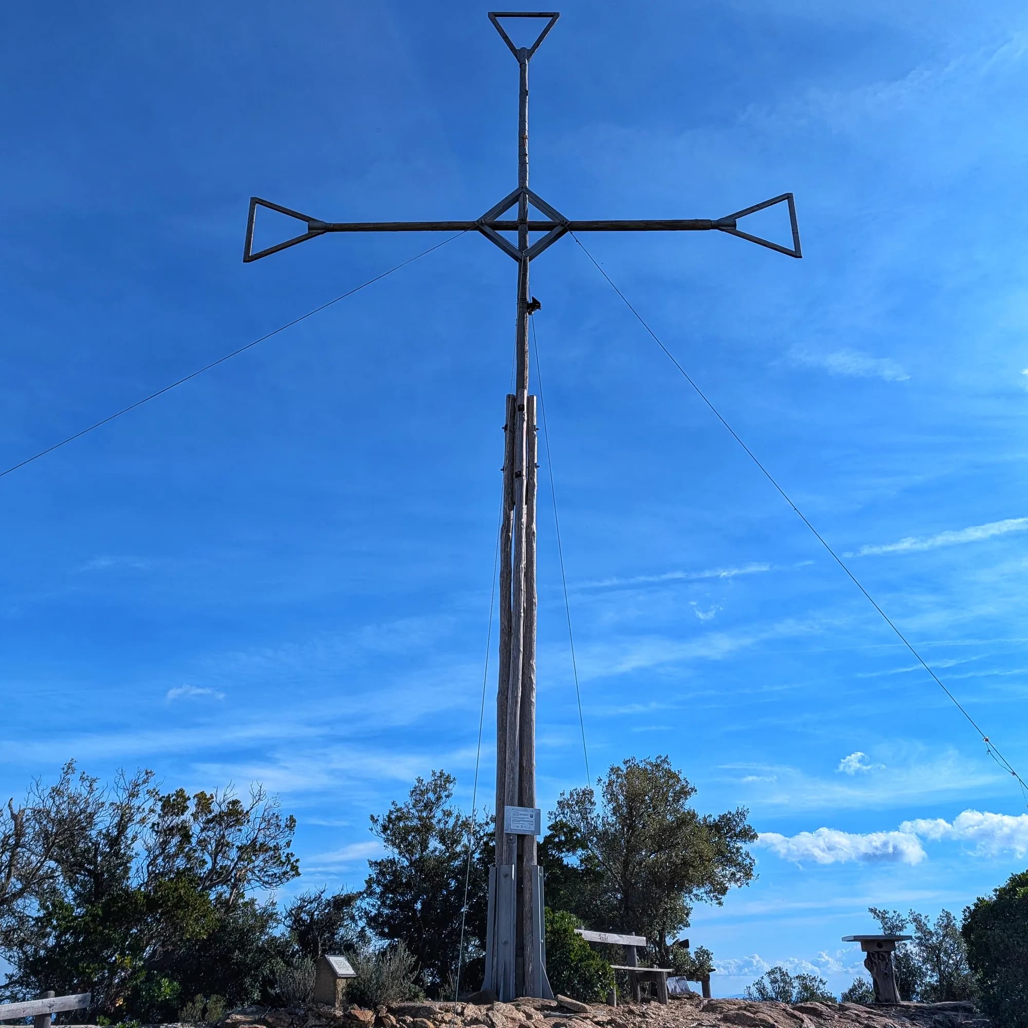 Cima del Puigdefrou con la Cruz