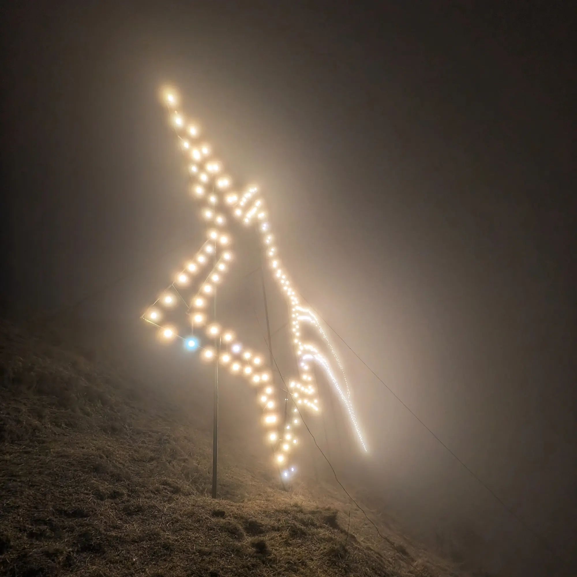 Detall de l'estrella de Nadal encesa al cim de Puig Cornelis.