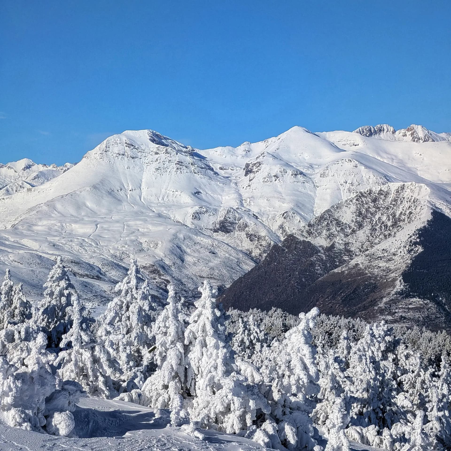 Panoràmica muntanya amb cims Montsent de Pallars, Montorroio i Pala Pedregosa de Llesui.