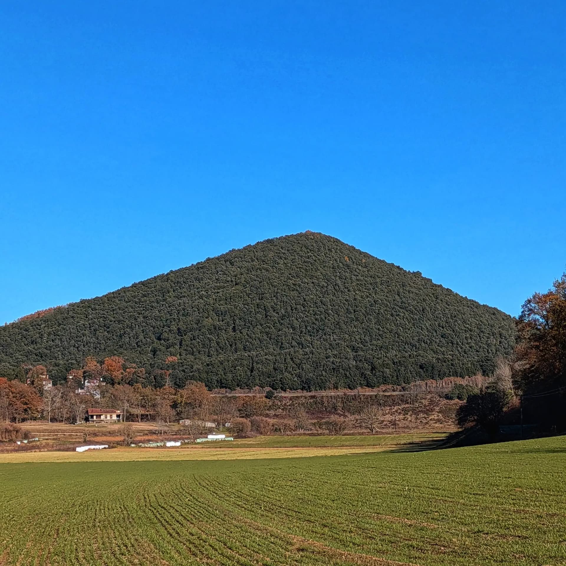 Vista del volcà del Croscat des de l'oratori de Sant Isidre.