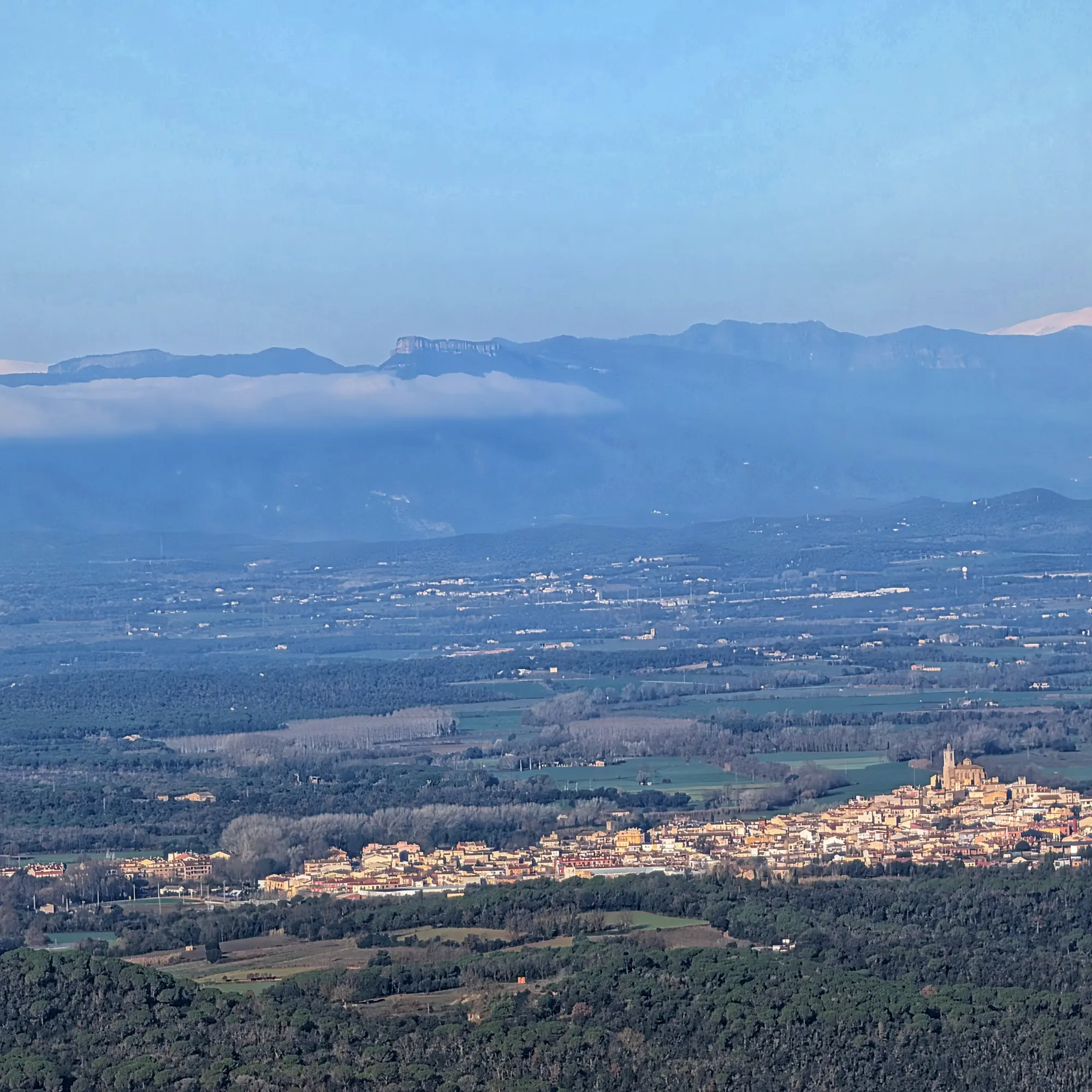 Panorámica desde el Montclar con la Cinglera d'Aiats, el Far y la cima del Puigsacalm a lo lejos.
