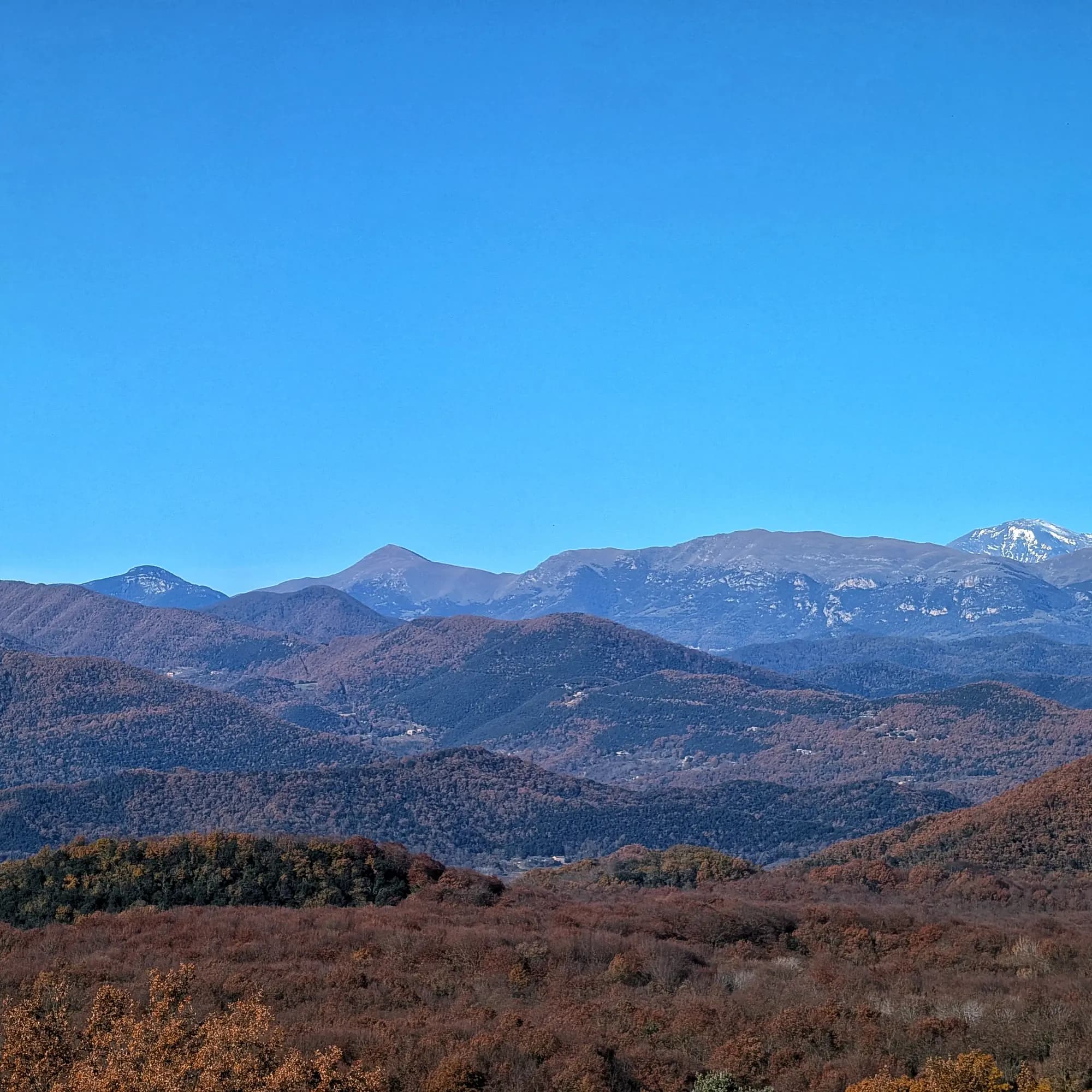 Montañas Puig de Sant Amand, Taga, Puig Estela y Puigmal nevado vistas desde el Castillo de Sacot.