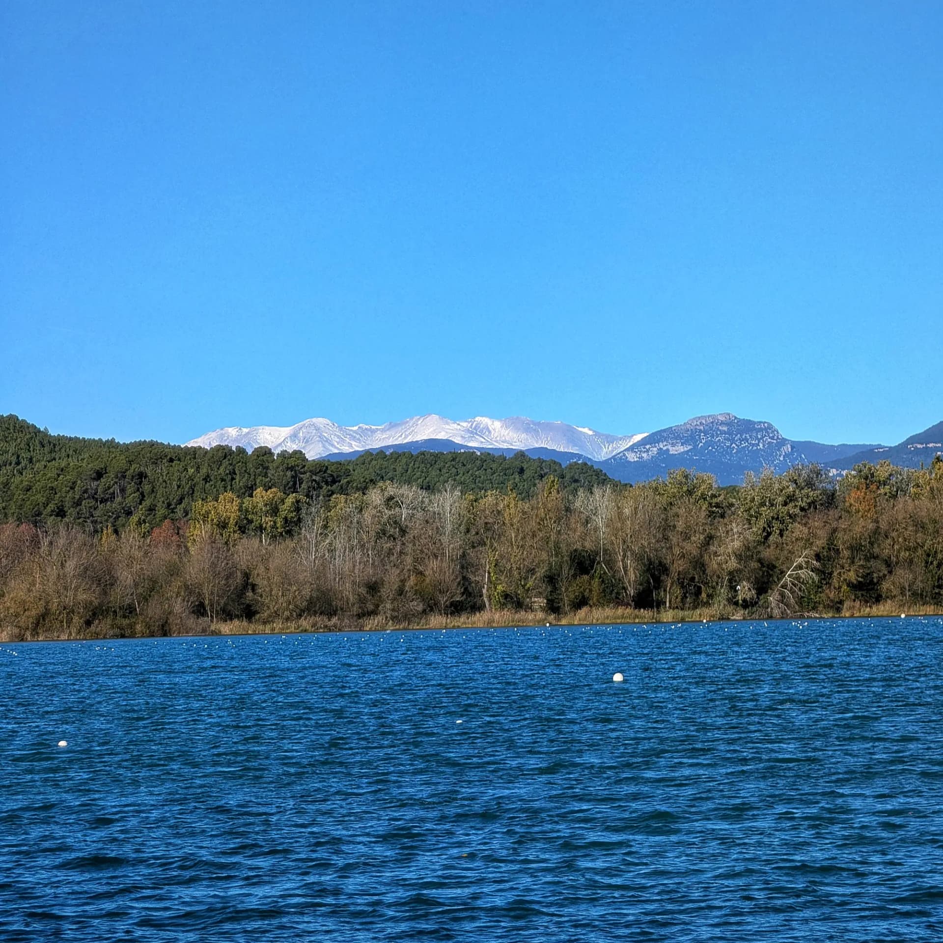 El Massís del Canigó nevat vist des de l'Estany de Banyoles