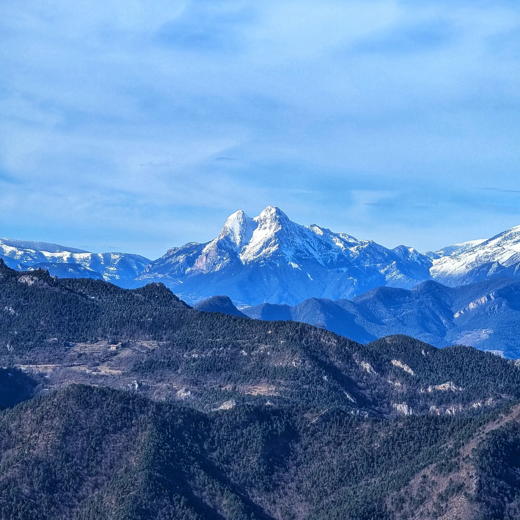 Pedraforca nevat vist des del cim del Pedró de Tubau.