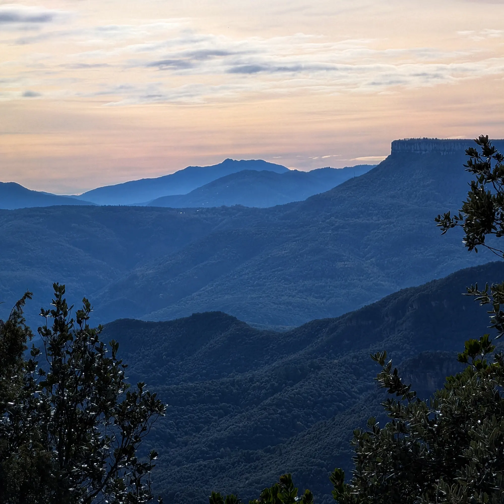 Vistes de el Far i Montseny baixant des del Santuari de Finestres.