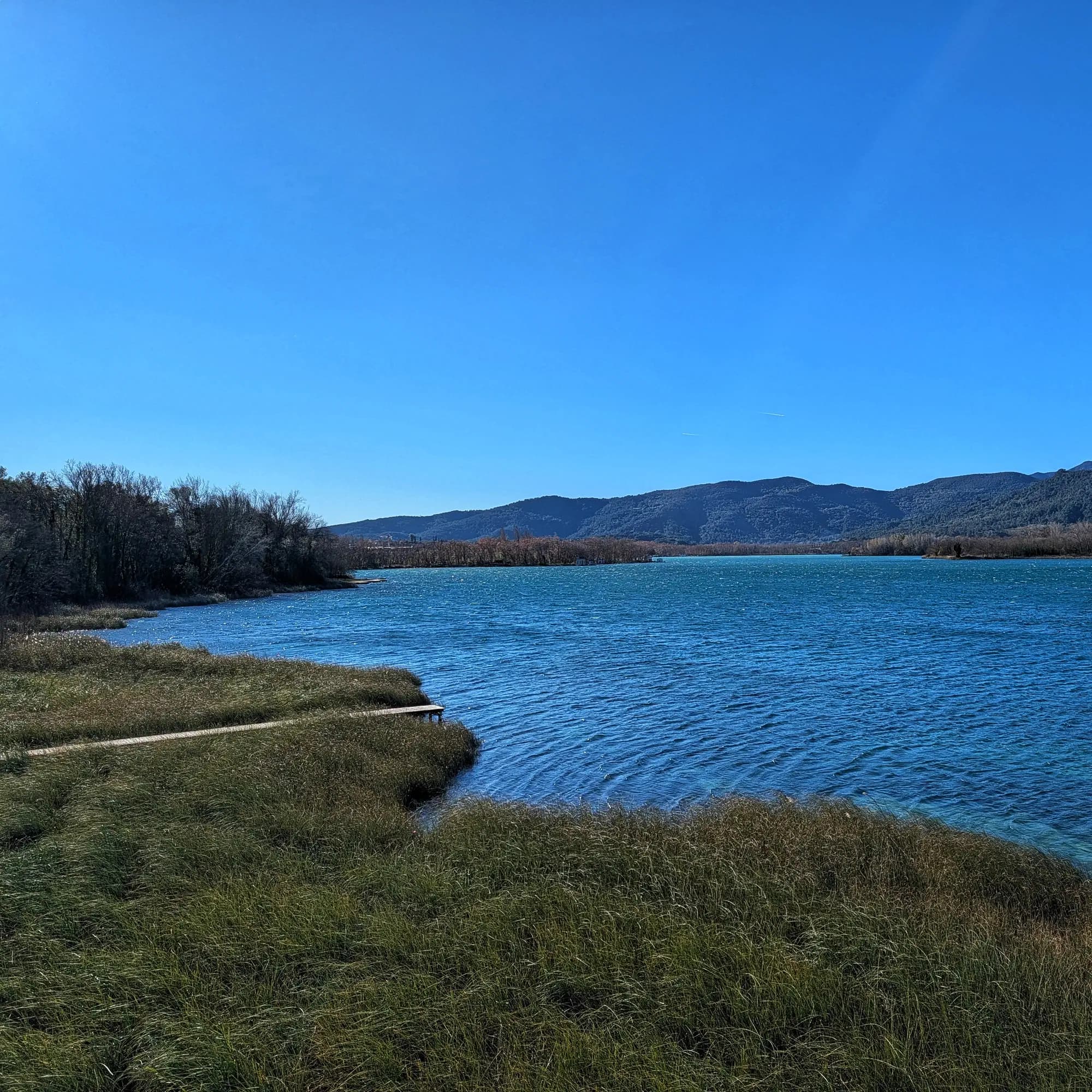 Vistas Vistas de la laguna tranquila desde un mirador lateral